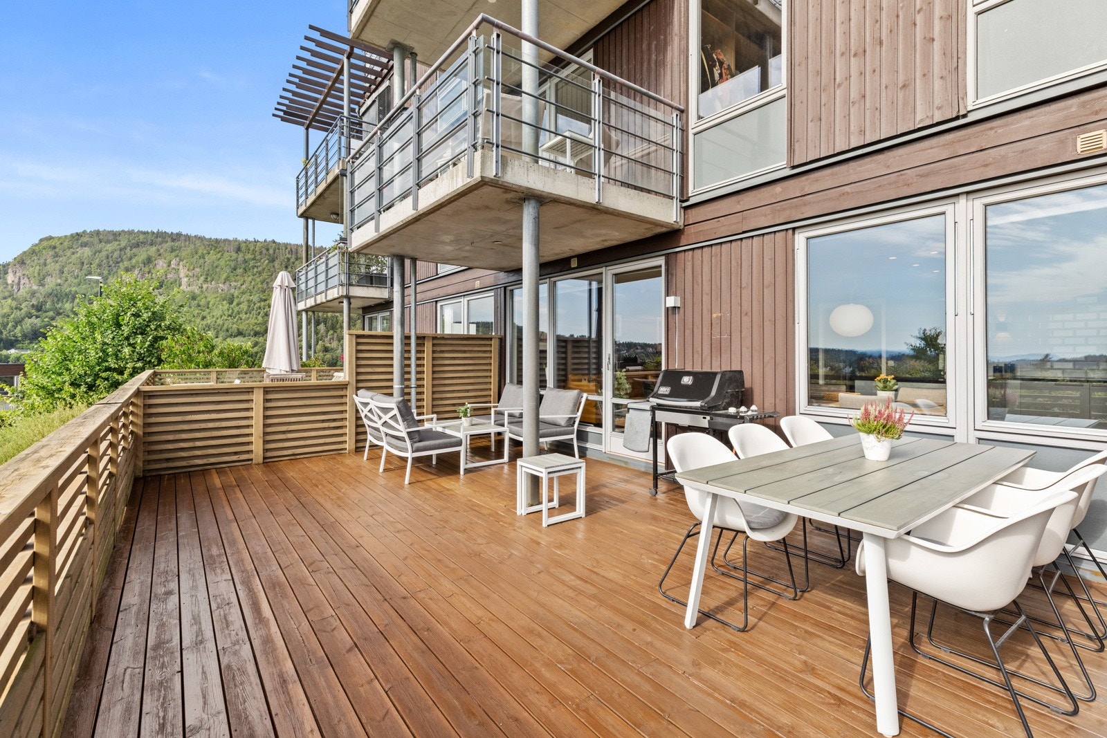 Det er god plass til både spisegruppe, loungegruppe grill m.m. Galleribilde