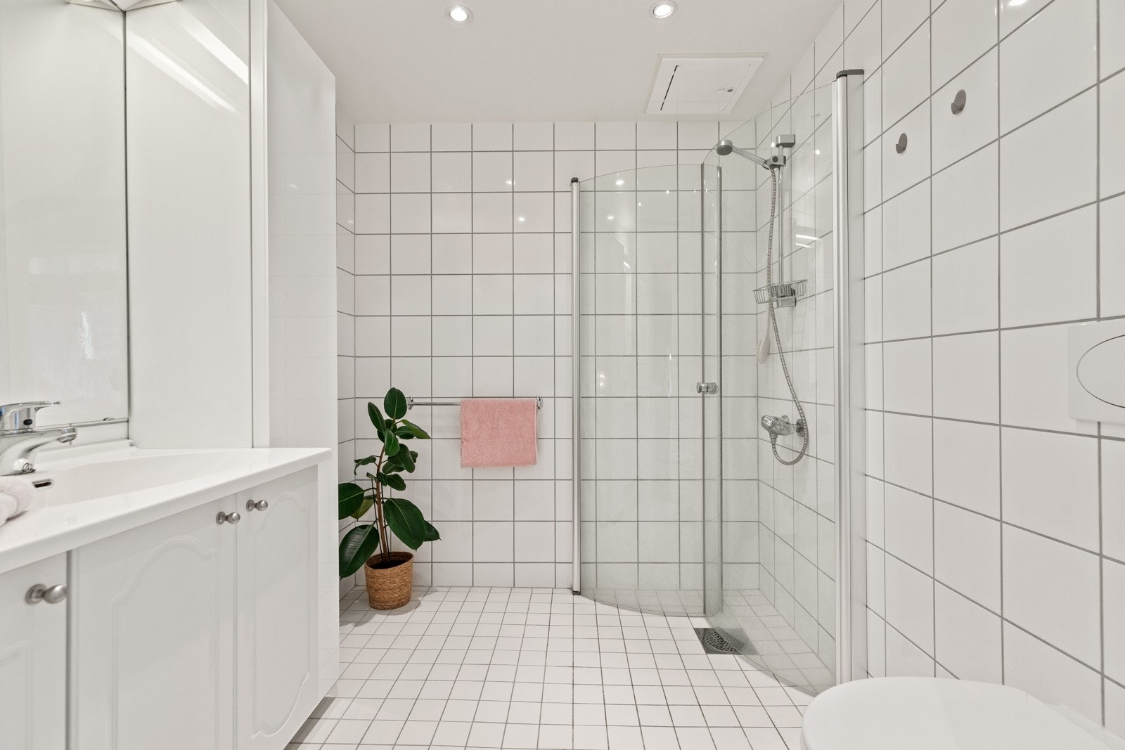 Lyst og romslig bad i 2. etg med gulvvarme. Galleribilde