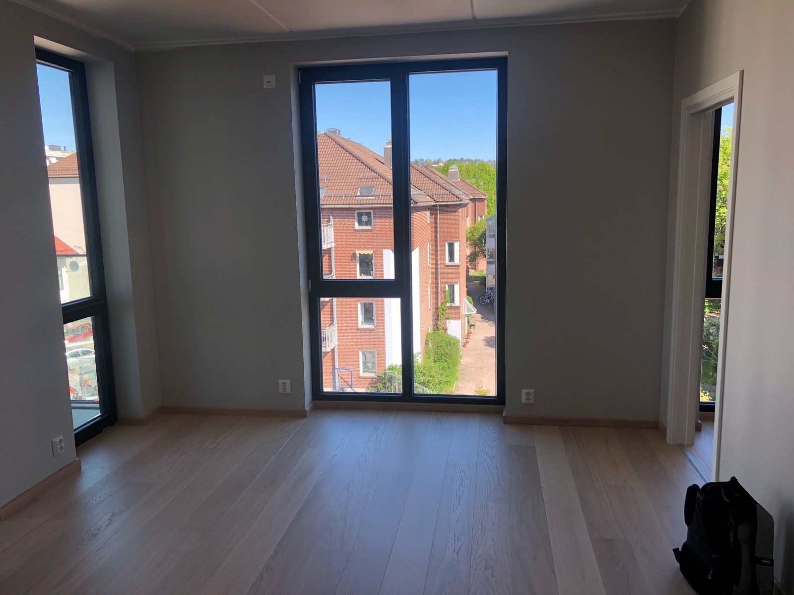 Bilden er tatt før leiligeheten ble ferdig. Romslig stue Galleribilde