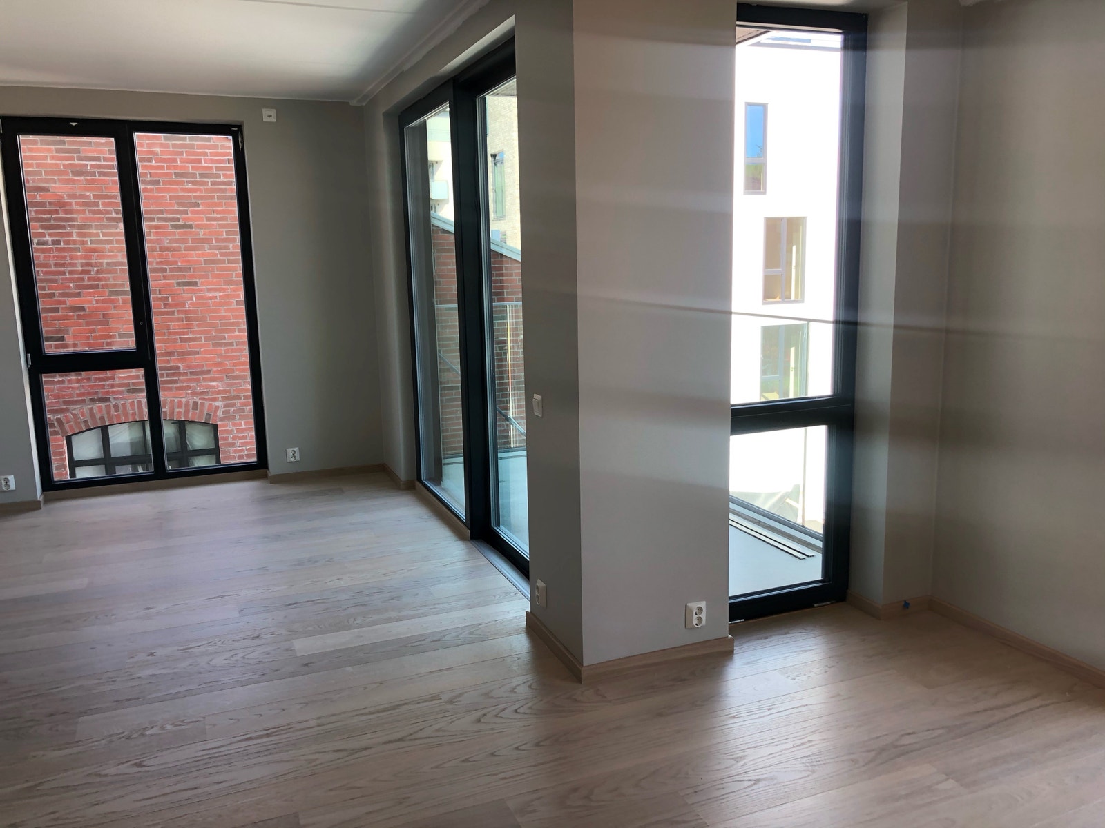 Bilden er tatt før leiligeheten ble ferdig. Stue/kjøkken Galleribilde