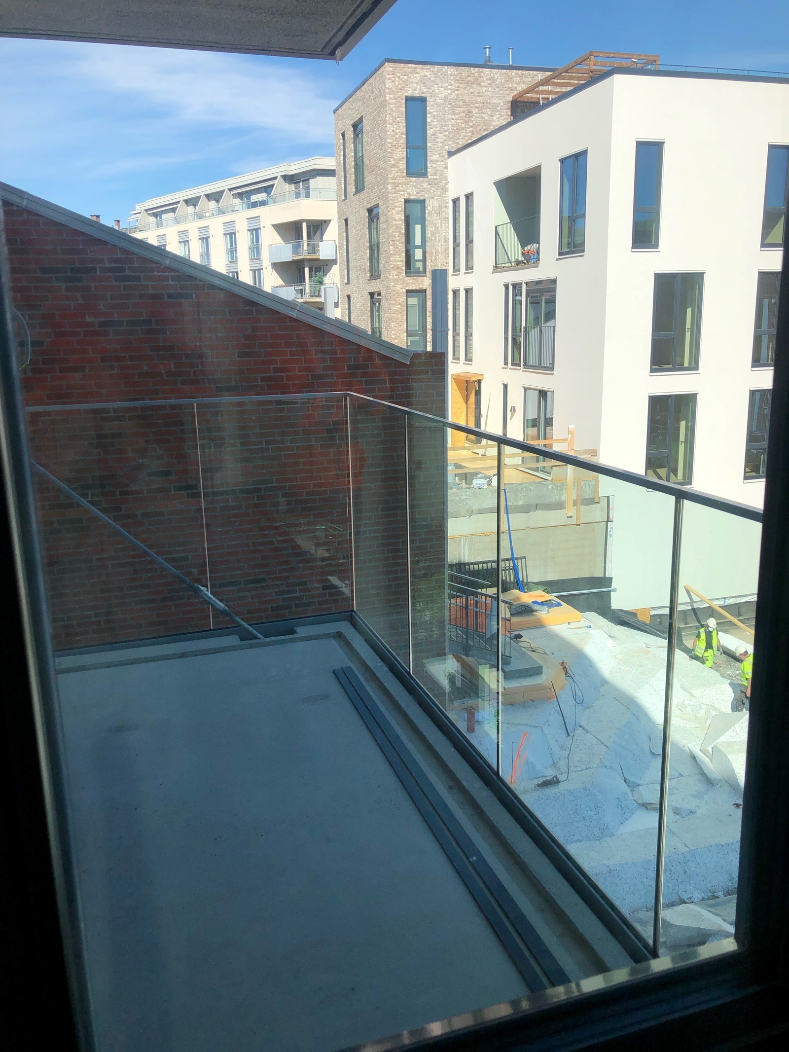 Bilden er tatt før leiligeheten ble ferdig. Romslig balkong.
Balkongen og soverom ligger inn mot stille og fredelig bakgård. Galleribilde