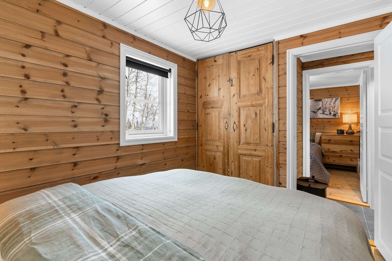 Soverom. Soverommet har god plass til dobbeltseng, samt rommet har innebygd klesskap i vegg. Galleribilde