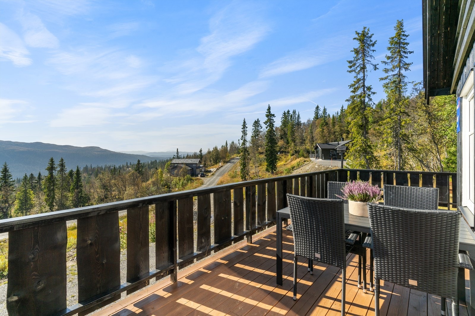 Deilig terrasse med plass til flere sittegrupper Galleribilde