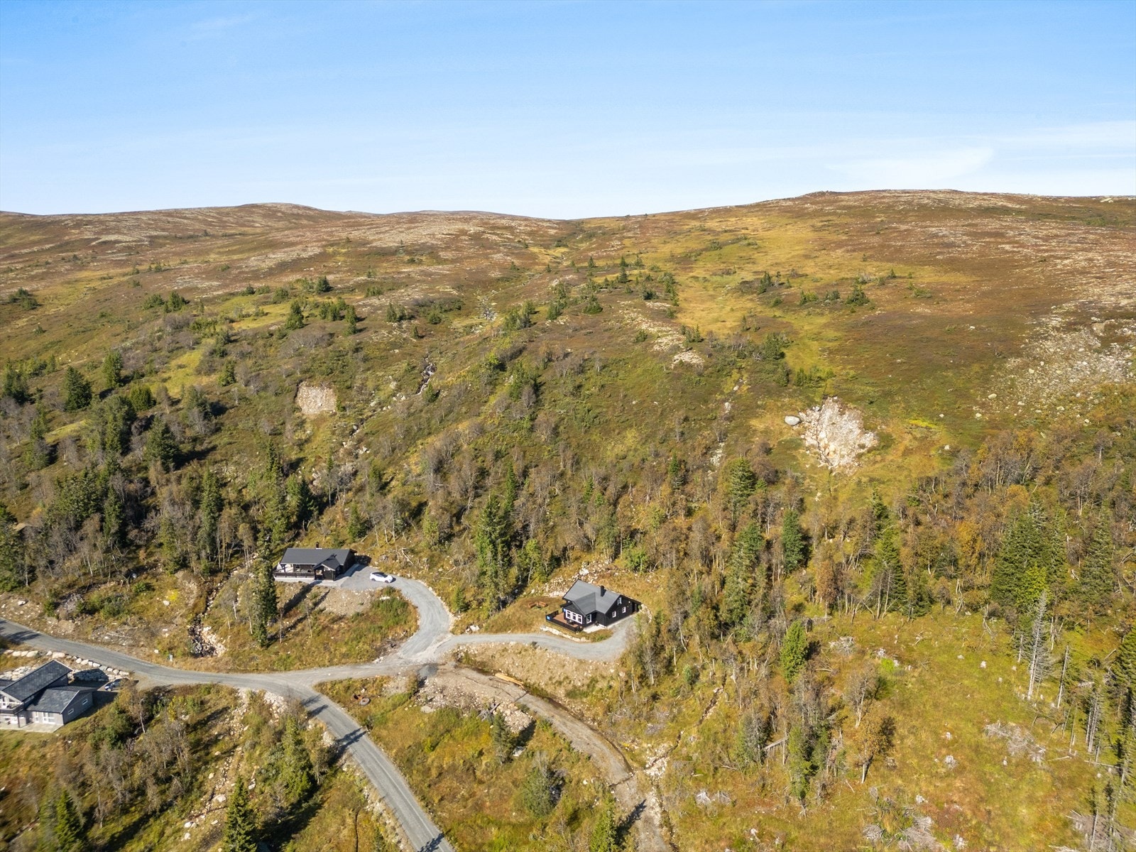 Hytta ligger et steinkast fra Snaufjellet. Med direkte tilgang til Hardangervidda. Store moltemyrer i umiddelbar nærhet og et populært rypeterreng. Galleribilde