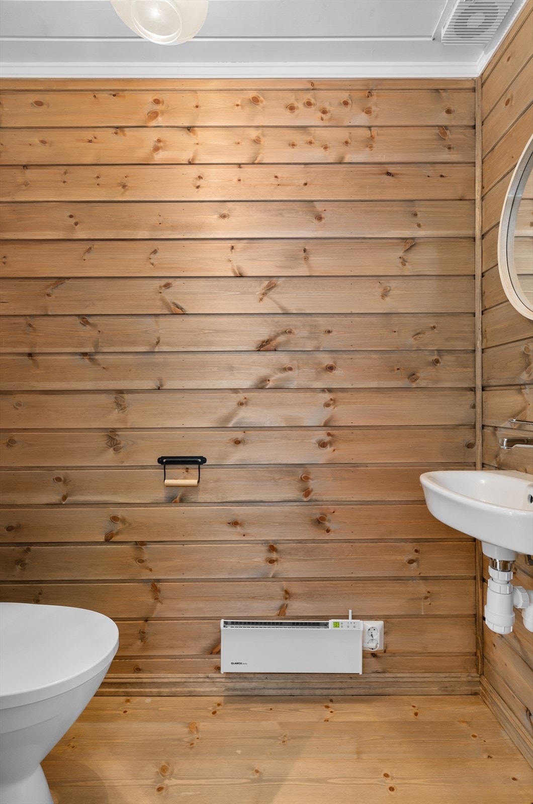 Toalettrom med klosett og vask. Meget praktisk med et ekstra toalettrom Galleribilde