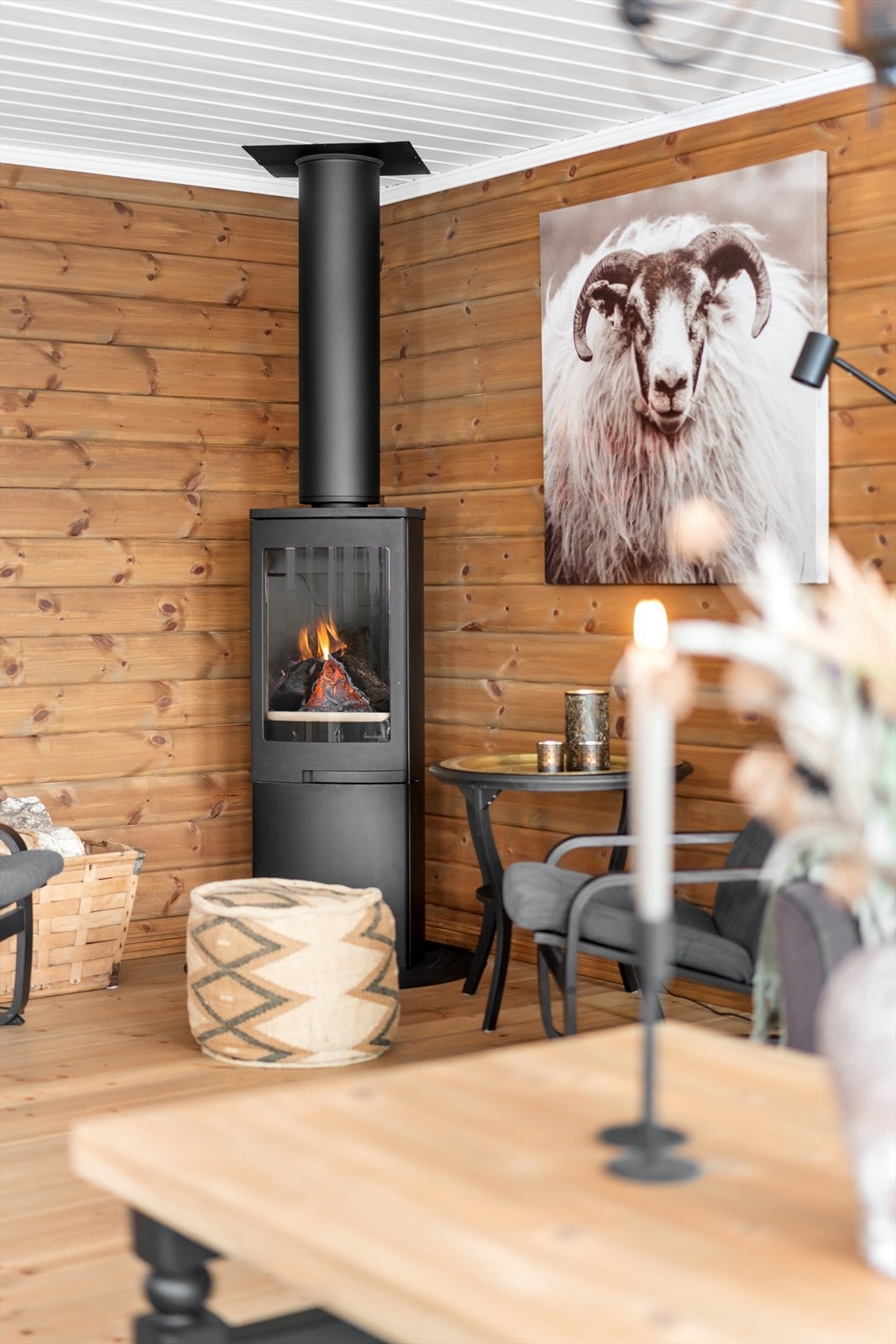 Stue har peis som ekstra varmekilde. Perfekt for kalde vinterkvelder - her kan man kose seg etter en lang dag i skiløypene. Galleribilde