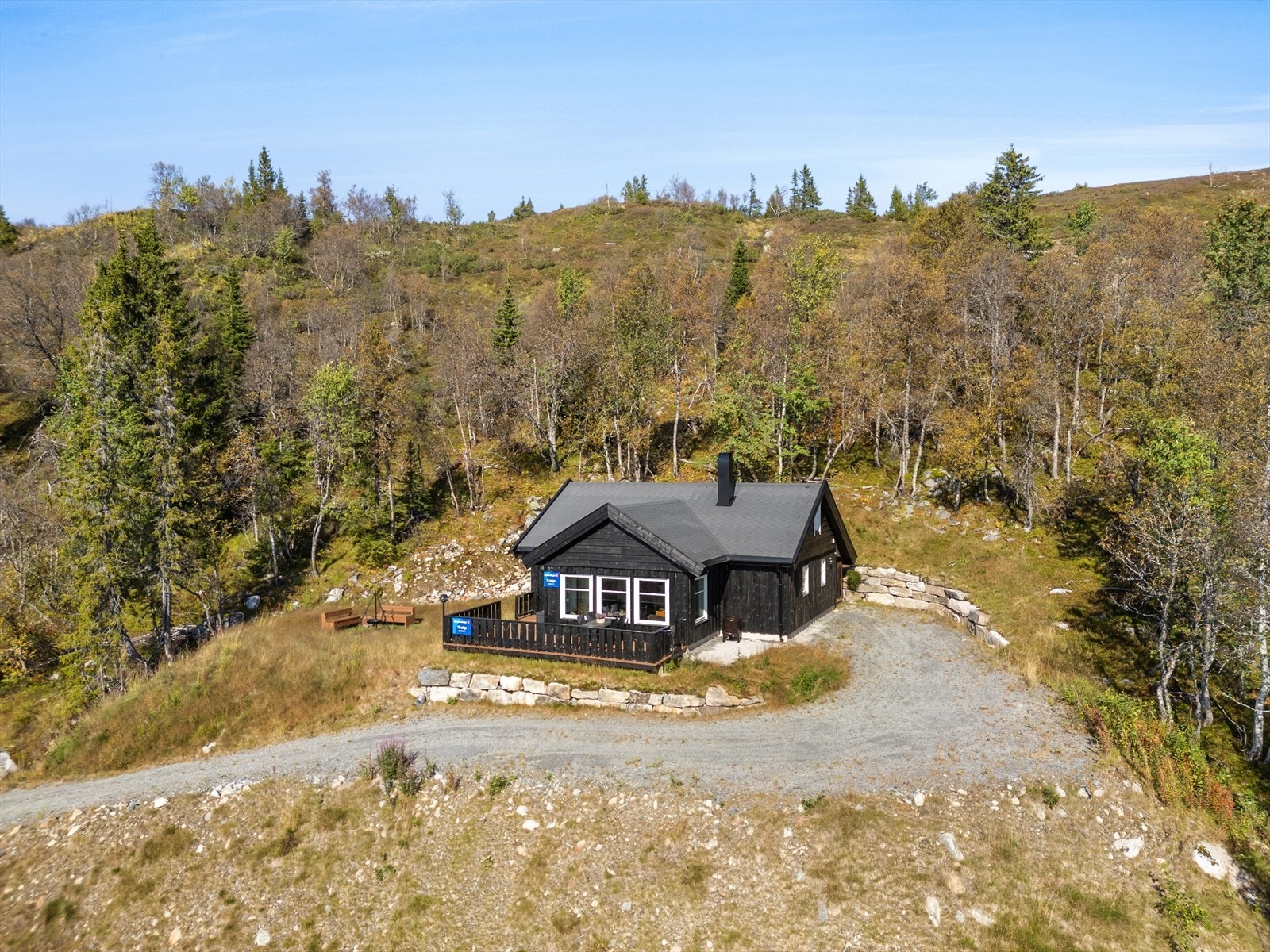 Fritidsboligen har god mulighet for parkeringsplass, plass til flere biler Galleribilde