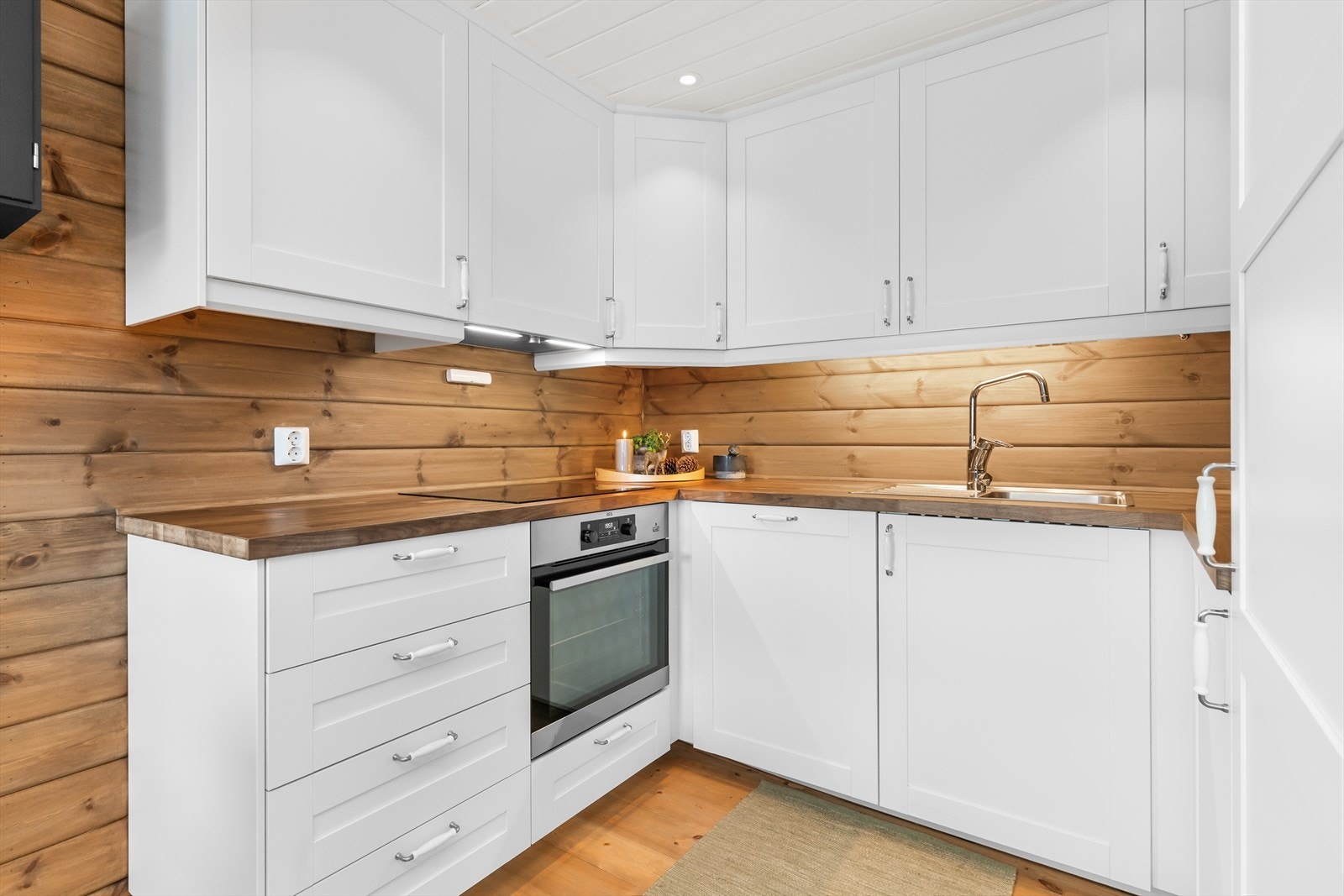 Kjøkkeninnredningen har profilerte fronter, laminert benkeplate, vaskekum i stål, nedfelt komfyrtopp, ventilator, stekeovn, oppvaskmaskin og kjøleskap. Galleribilde