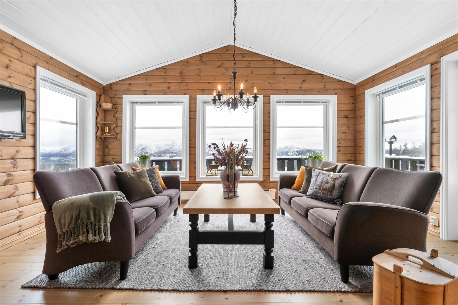 Stue har store vindusflater som slipper inn rikelig med dagslys, samt flott utsikt over Skirvedalen. Galleribilde