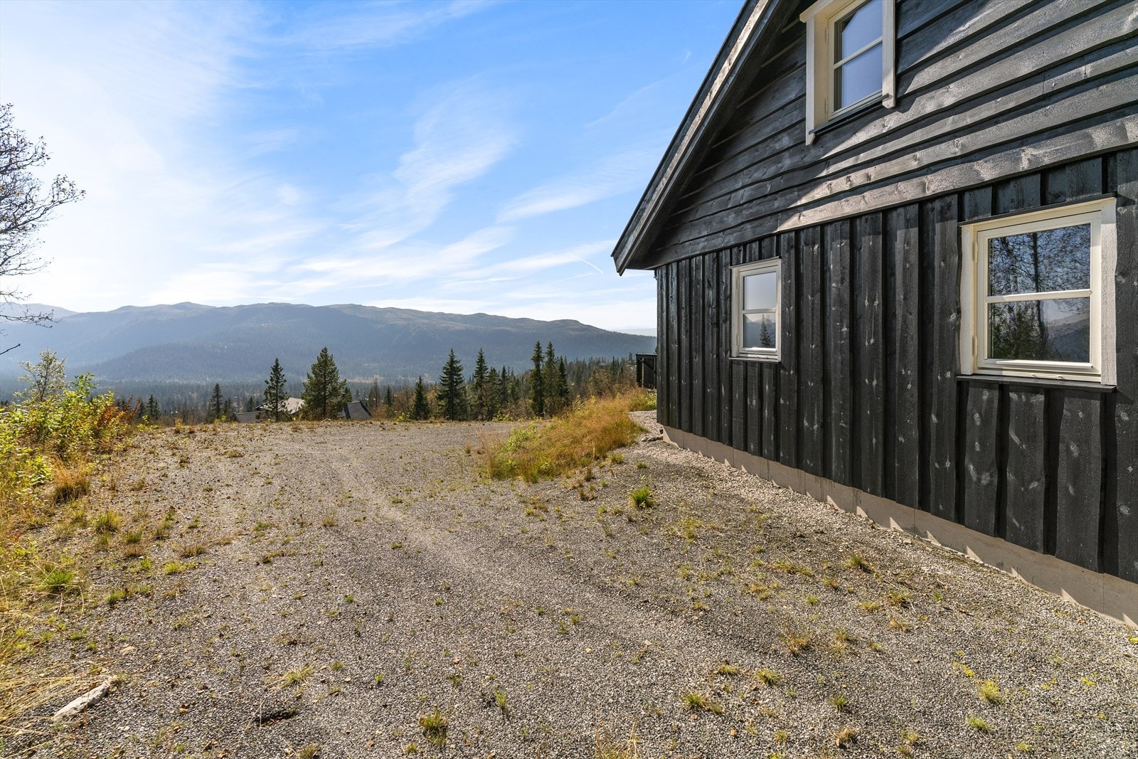 Parkeringsplass rett utenfor hytteveggen Galleribilde