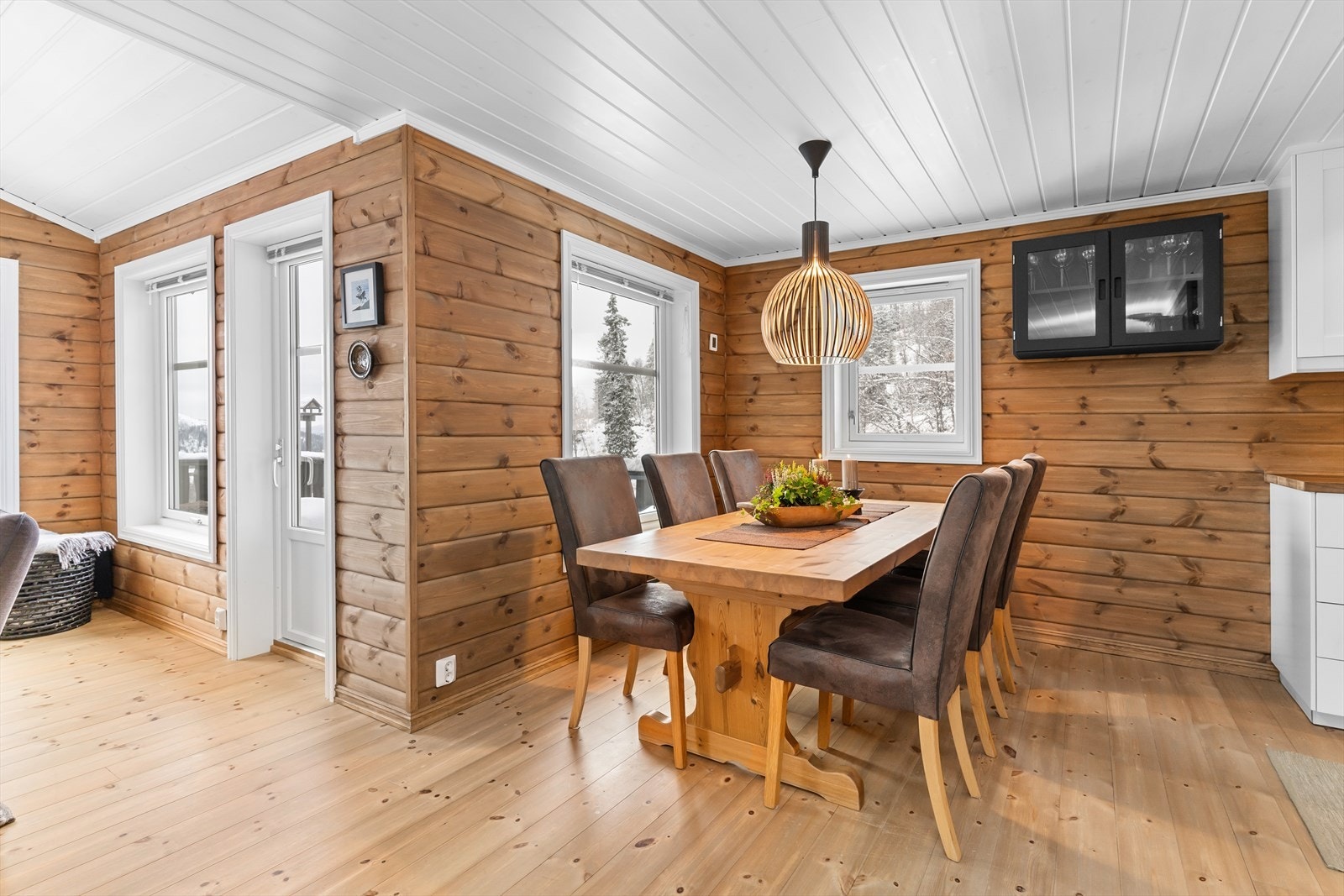 Det er god plass til spisegruppe rett ved kjøkken. Galleribilde