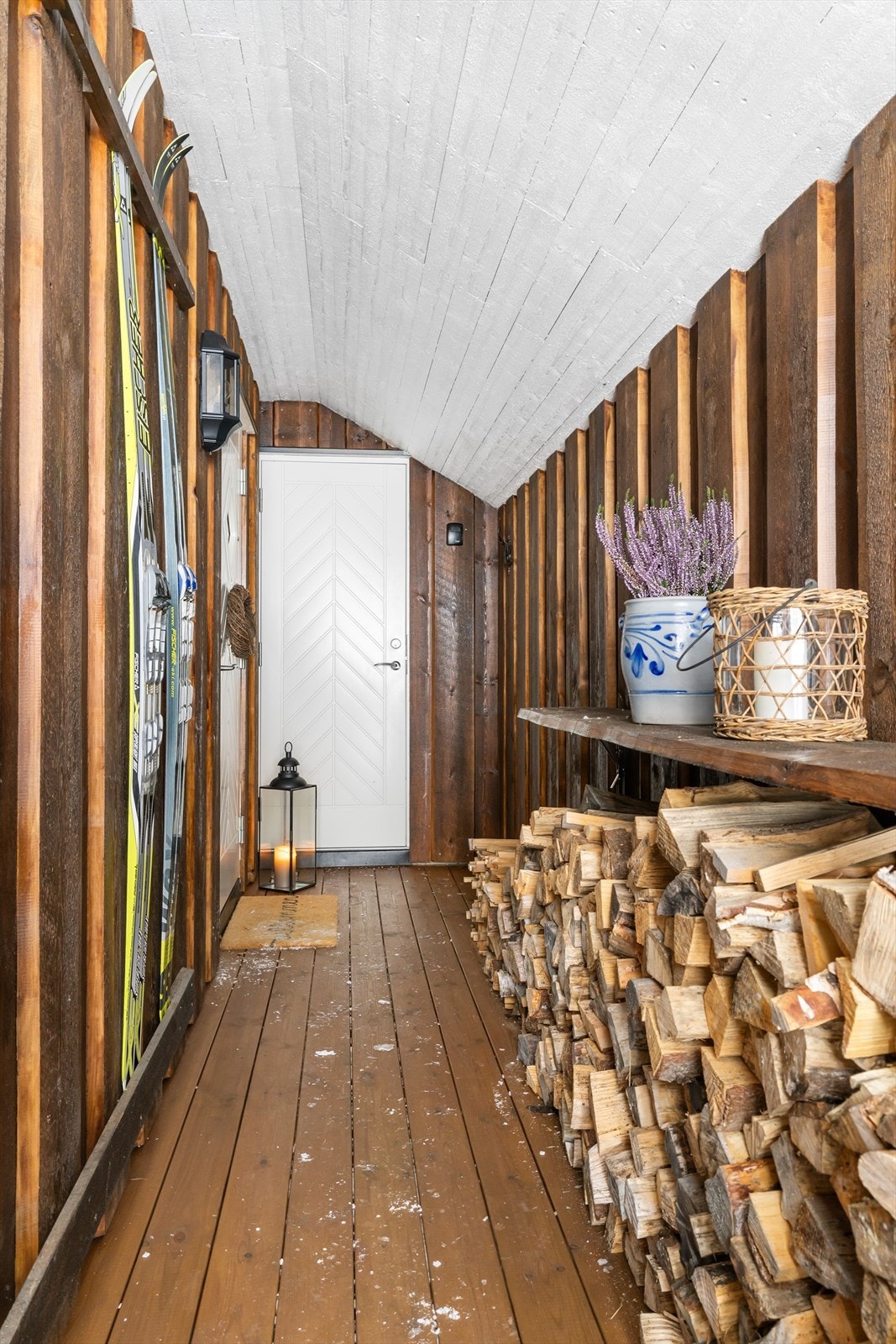 Praktisk svalgang med dører som slår innover og som danner et vern for vær, vind og snøfokk. Du slipper å måke vei til inngangsdøren. Galleribilde