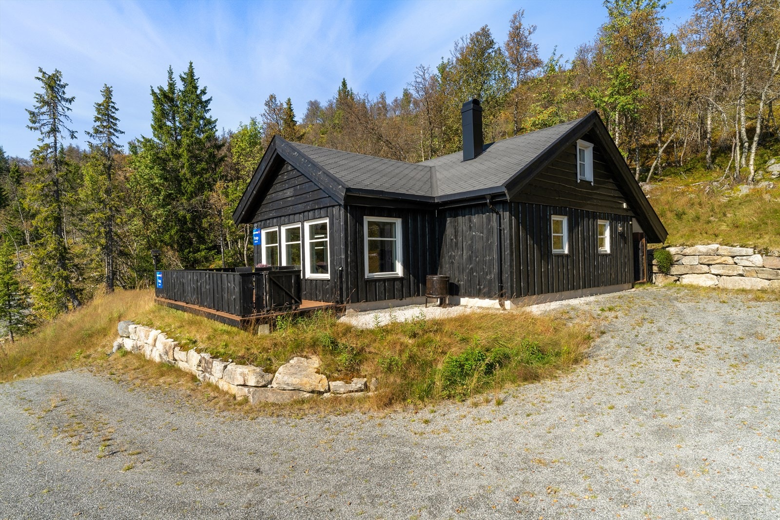 Romslig parkeringsplass til flere biler Galleribilde