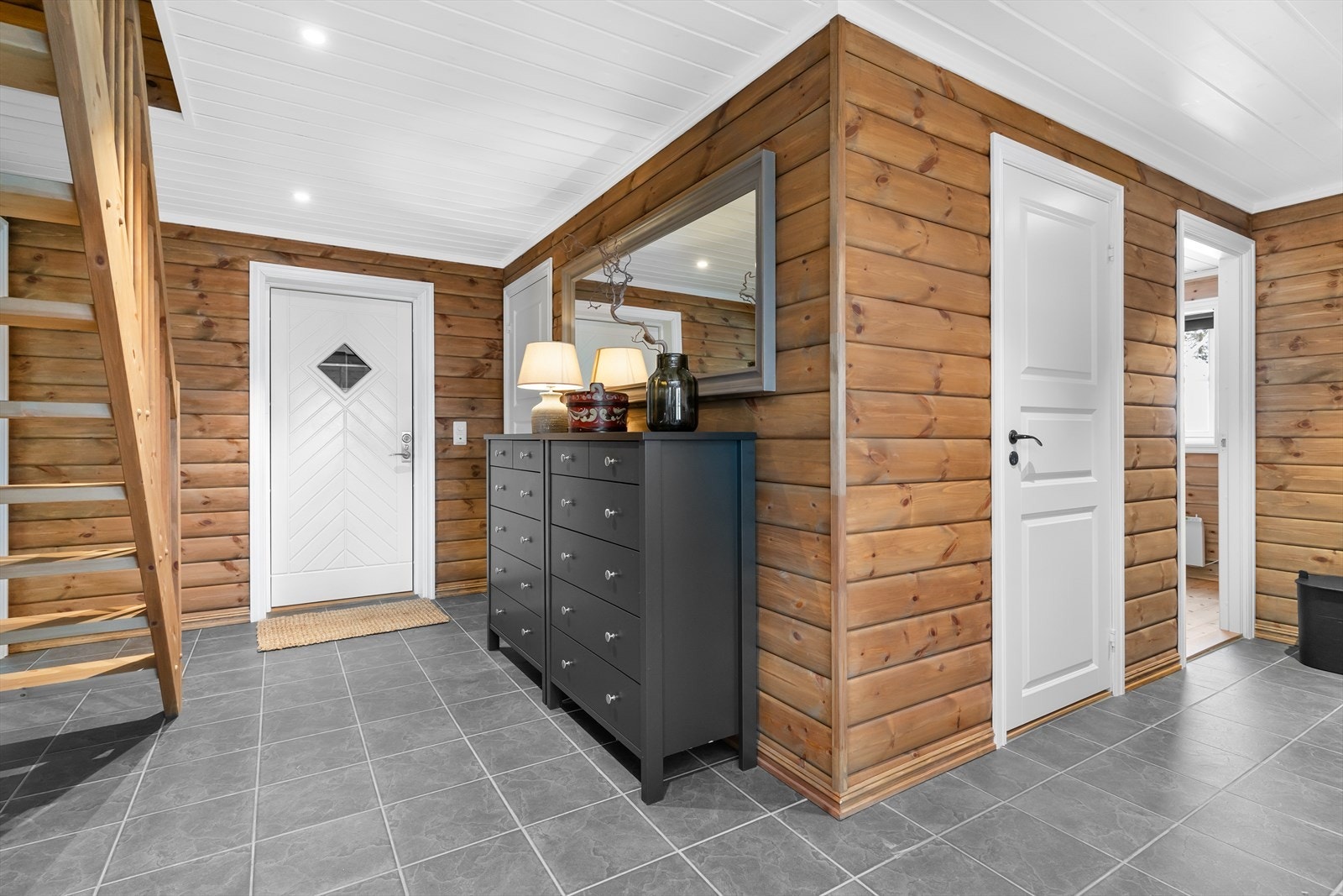 Plass til kommoder i den romslige hallen Galleribilde