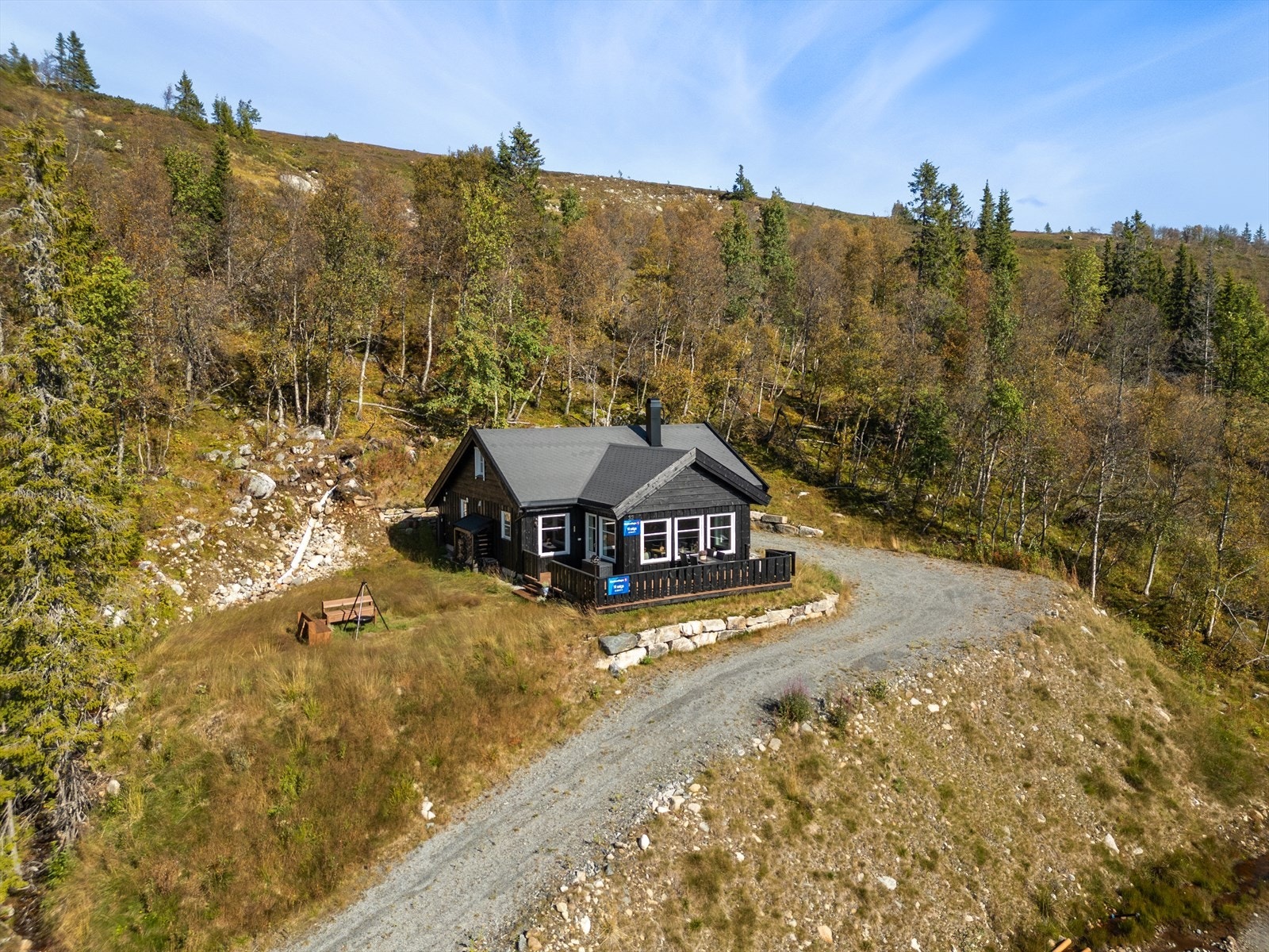 Fritidsboligen ligger usjenert til, med skogen som naturlig vern for vær og vind Galleribilde