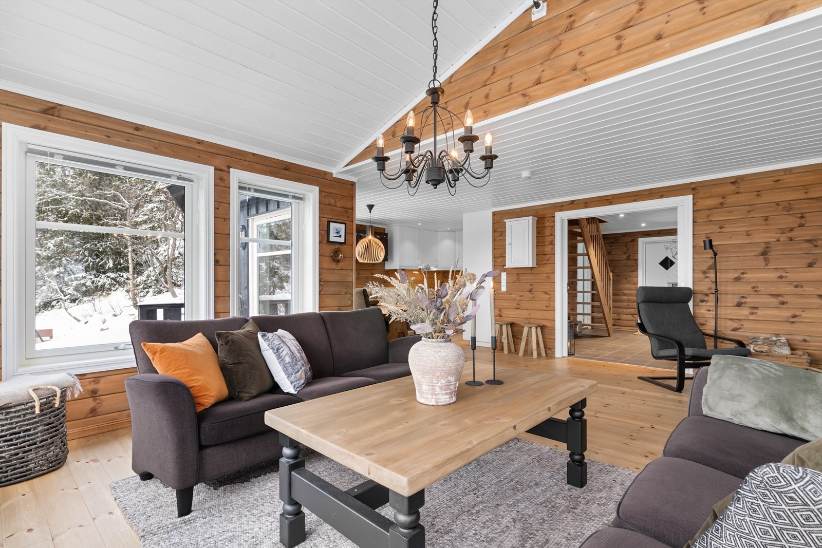 Stue med god plass til flere møbleringer. Åpen løsning mot kjøkken. Stue har god takhøyde som gir ekstra god romfølelse. Galleribilde