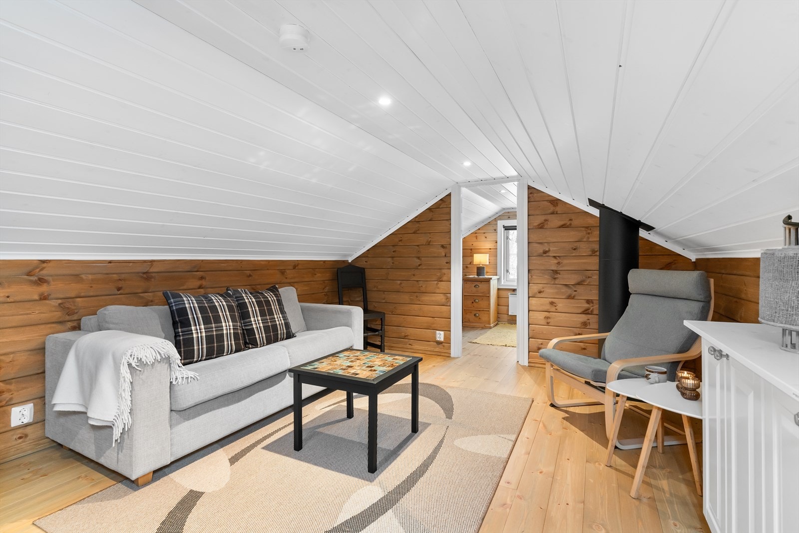 Hemsen har ett gulvareal på 33 kvm. hele etasjen har furugulv, beisede vegger og hvitmalte tak Galleribilde