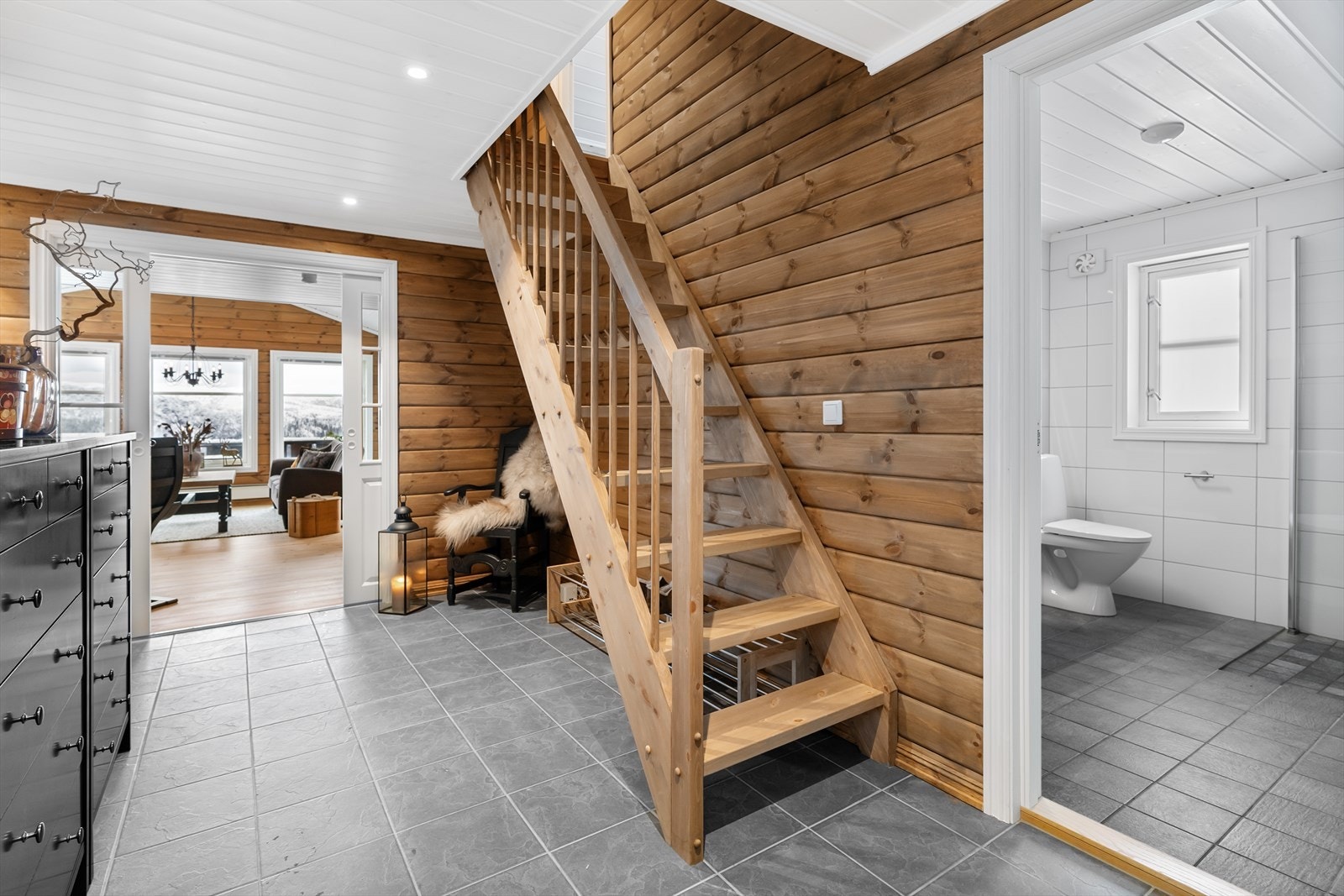 Romslig entré med god plass til å henge fra seg yttertøy. skyvedører mellom gang og stue. Galleribilde