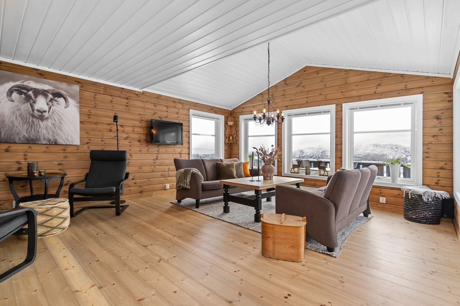 Beiset og lakkert furugulv gir en lun atmosfære Galleribilde