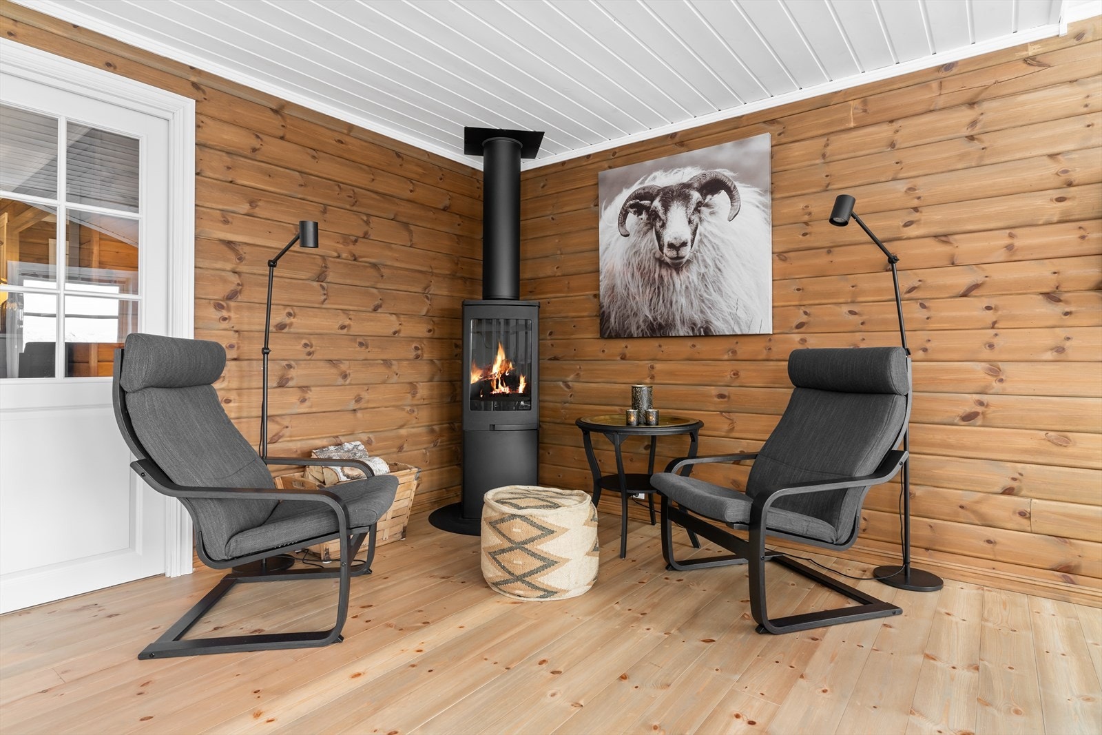 Fin og god plass til lenestoler foran peisovnen Galleribilde