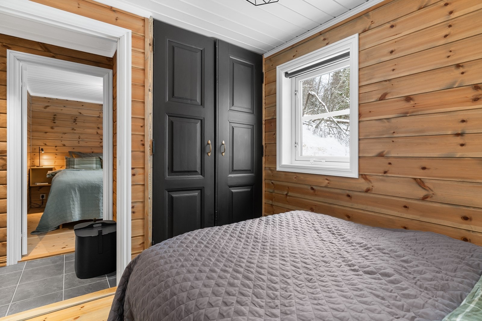 Soverom. Soverommet har god plass til dobbeltseng, samt rommet har innebygd klesskap i vegg. Galleribilde