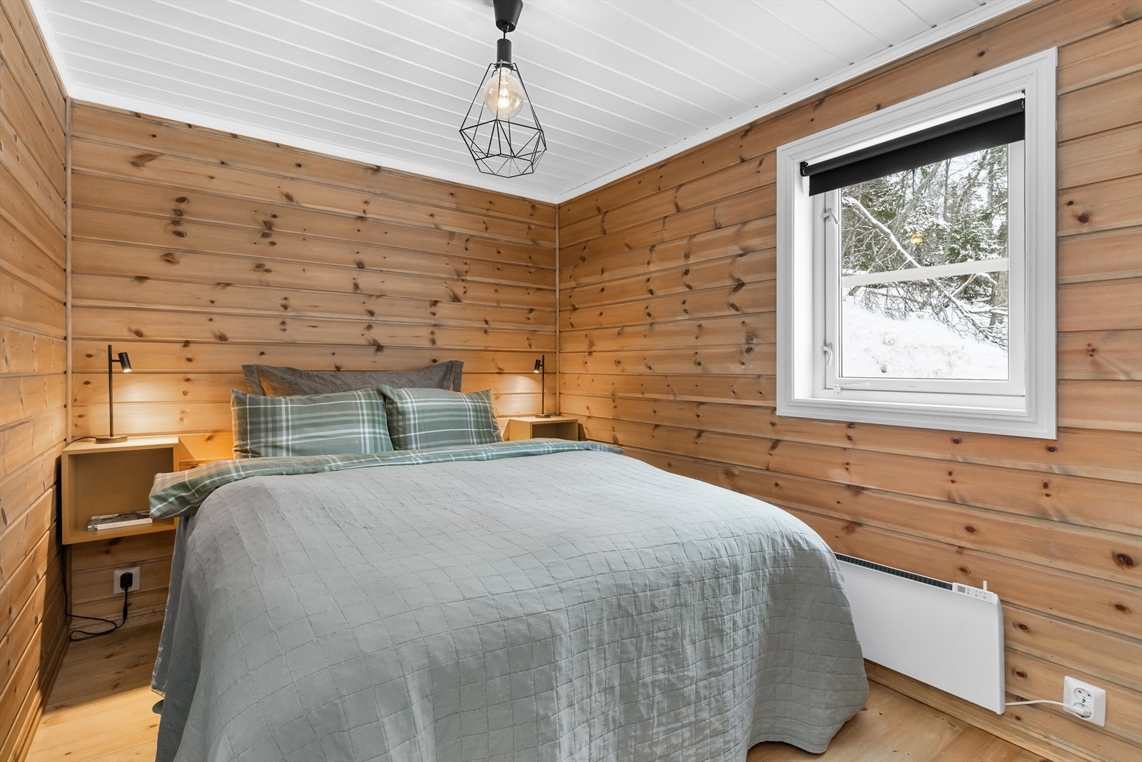 Alle soverom har furugulv, beisede vegger og hvitmalte tak Galleribilde