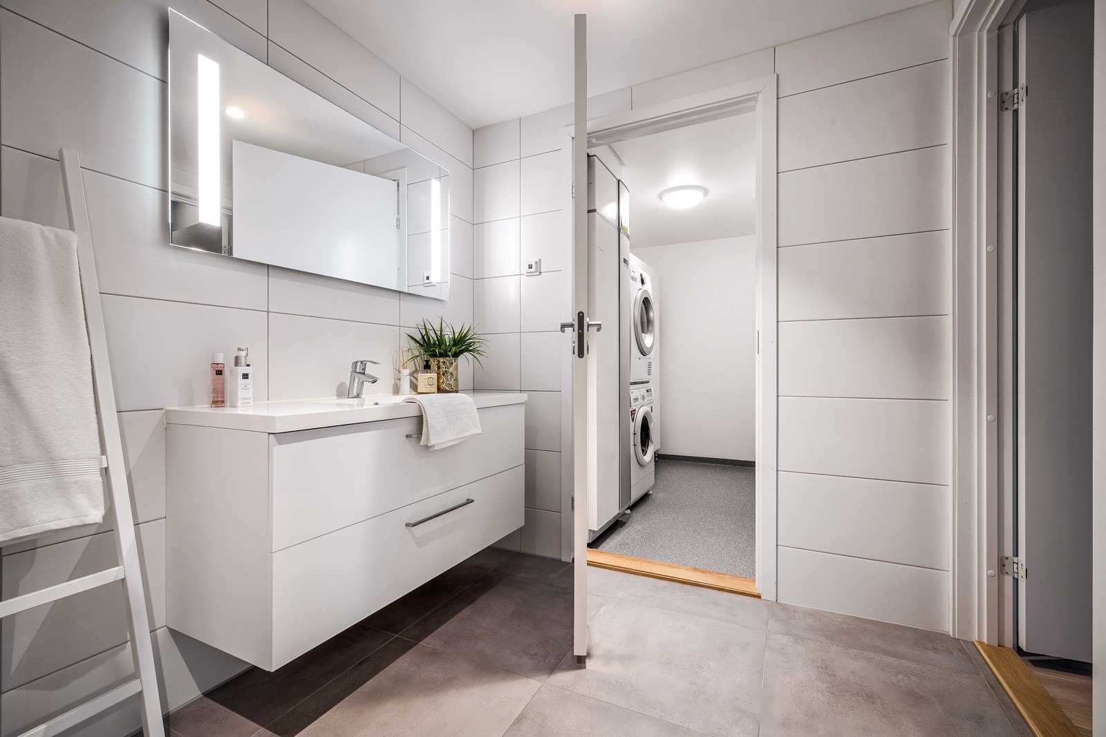 Badet har gulvvarme og innfelte downlights i himling. Galleribilde