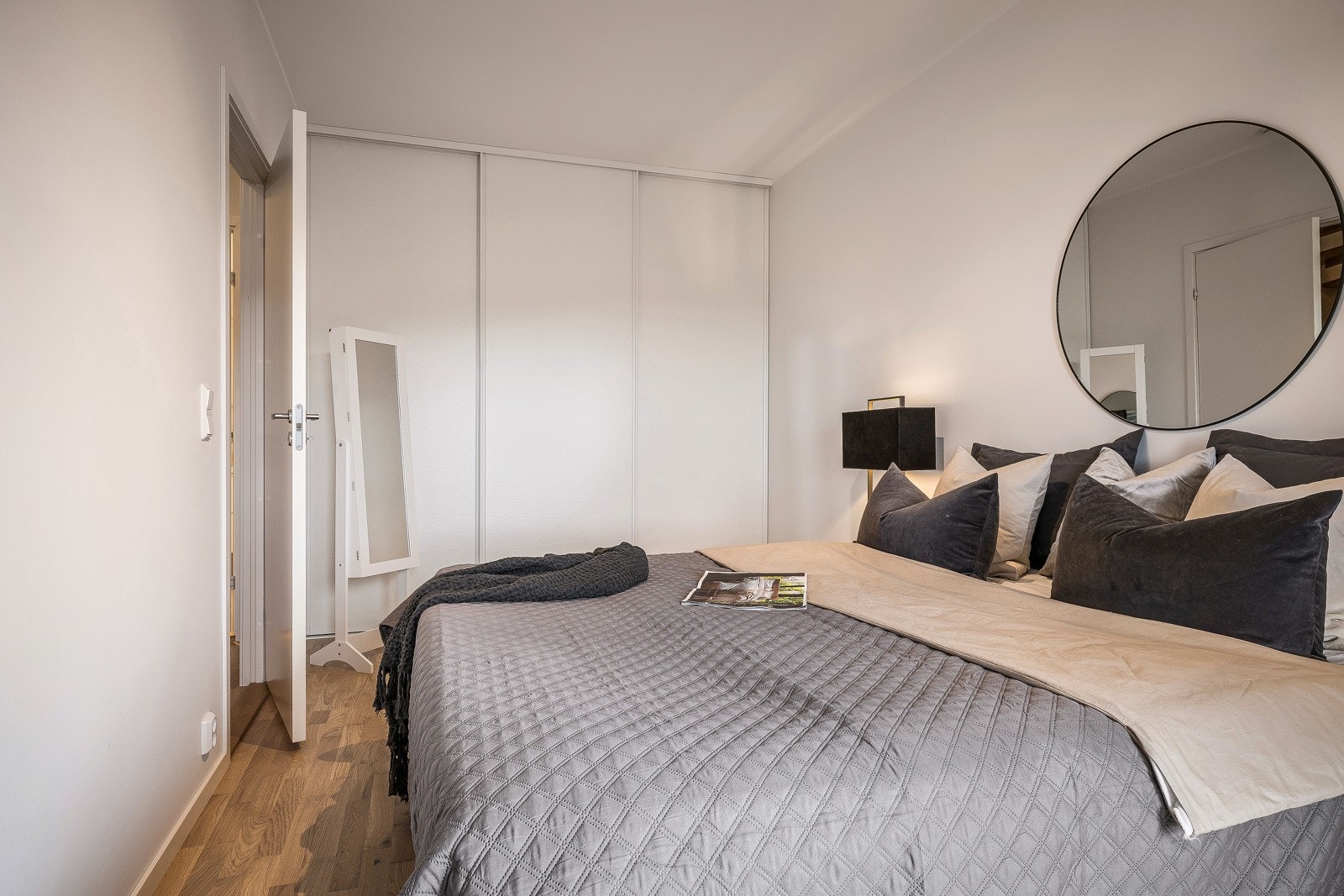 De slette overflatene gjør det enkelt å sette sitt eget preg på rommet via maling for eksempel. Galleribilde
