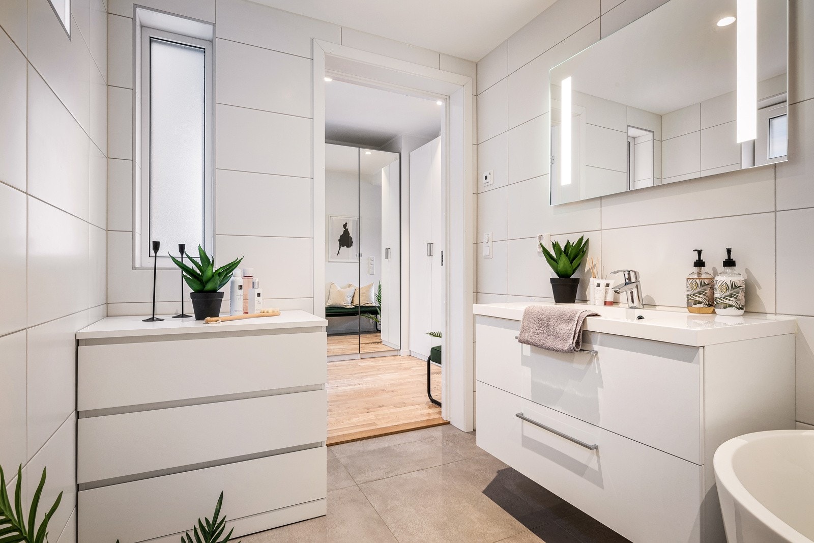 Badet har gulvvarme og innfelte downlights i himling. Galleribilde