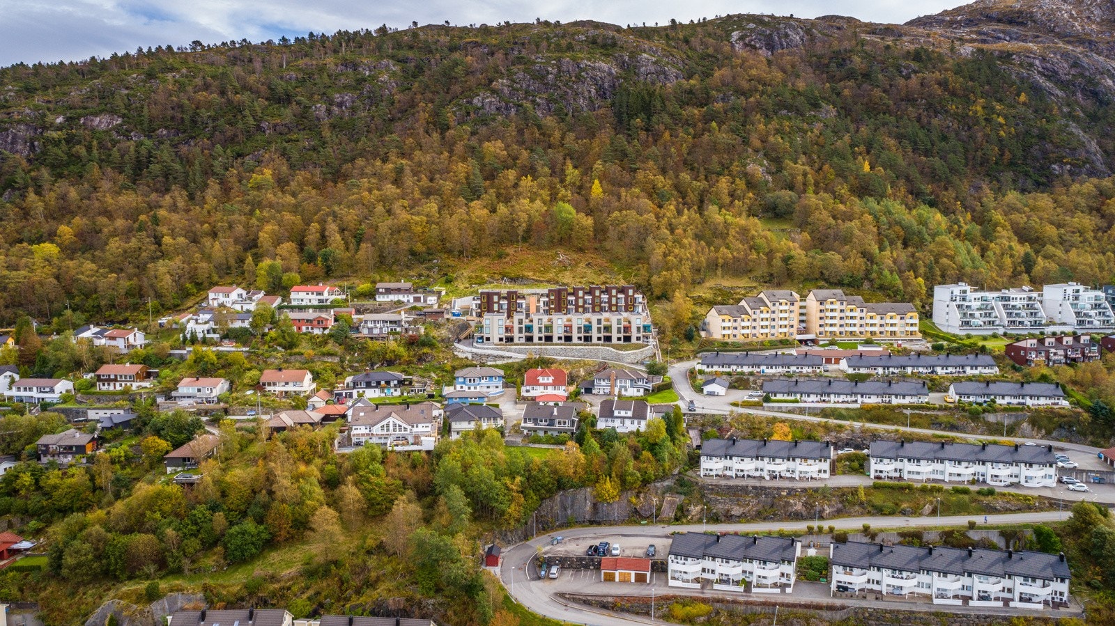 Fredelig beliggenhet med kort avstand til både buss, skole og daglivarebutikk. Galleribilde