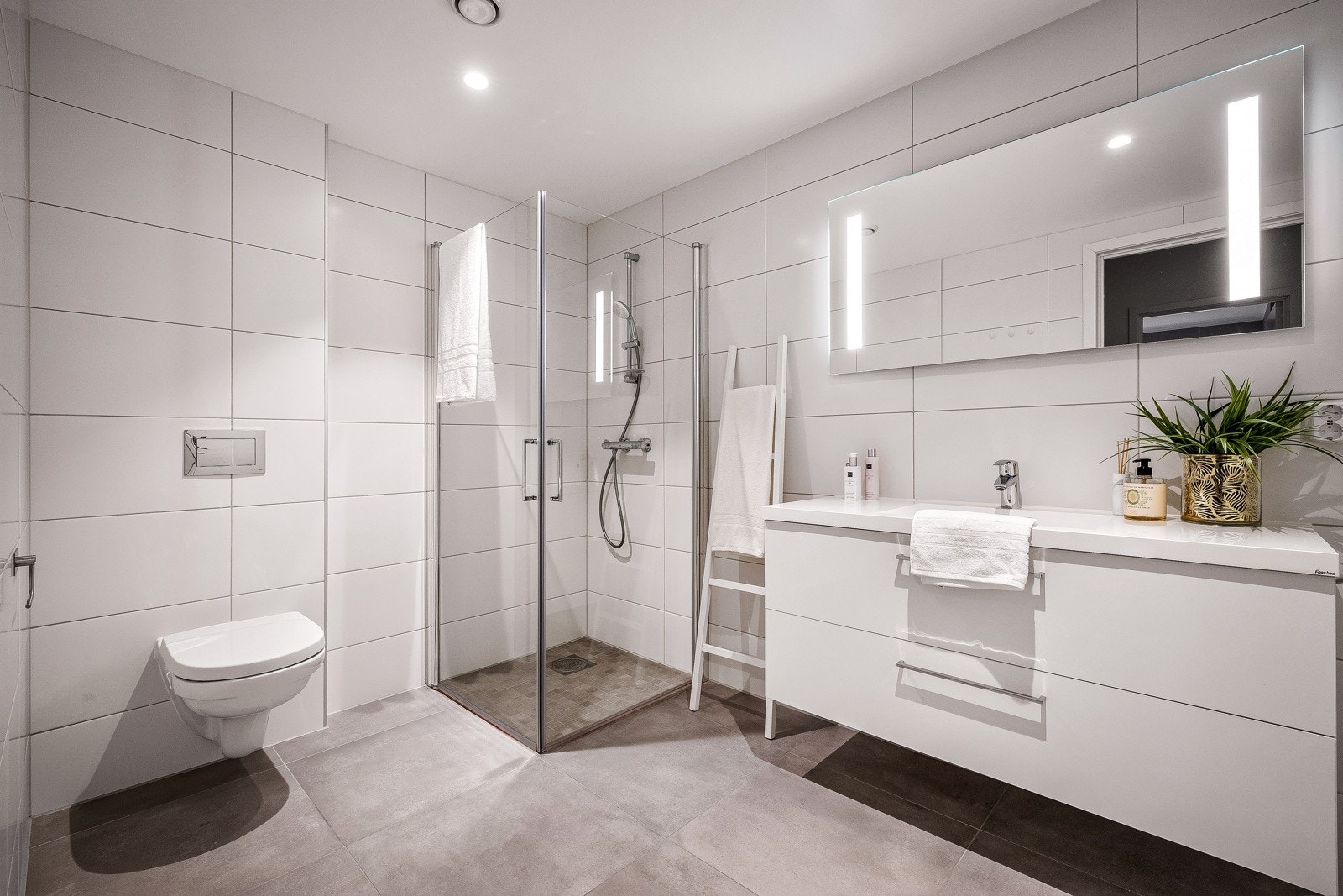 Badet i underetasje er innredet med vegghengt toalett, dusj med glassvegg og baderomsinnredning. Galleribilde