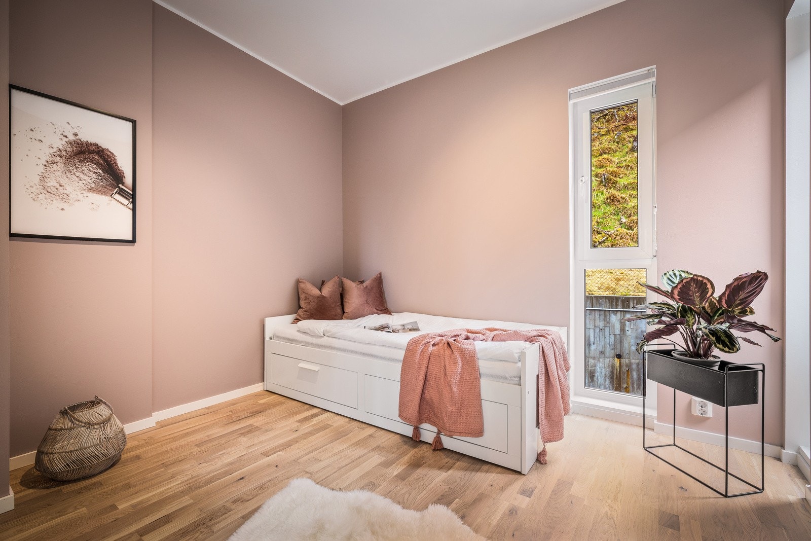 Her er det god plass til å innrede soverommet med seng av ønsket størrelse og ellers annet møblement. Galleribilde