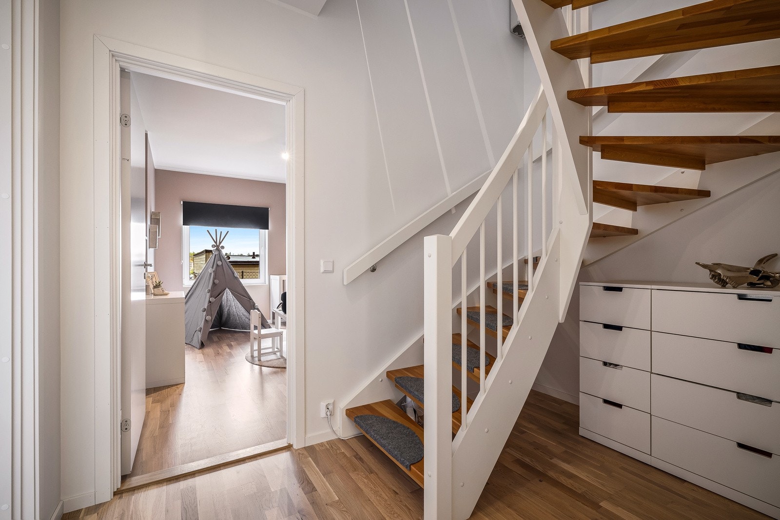 Fra 1. etasje går du opp trappen som tar deg til loftstue, det tredje soverommet og en stor takterasse. Galleribilde