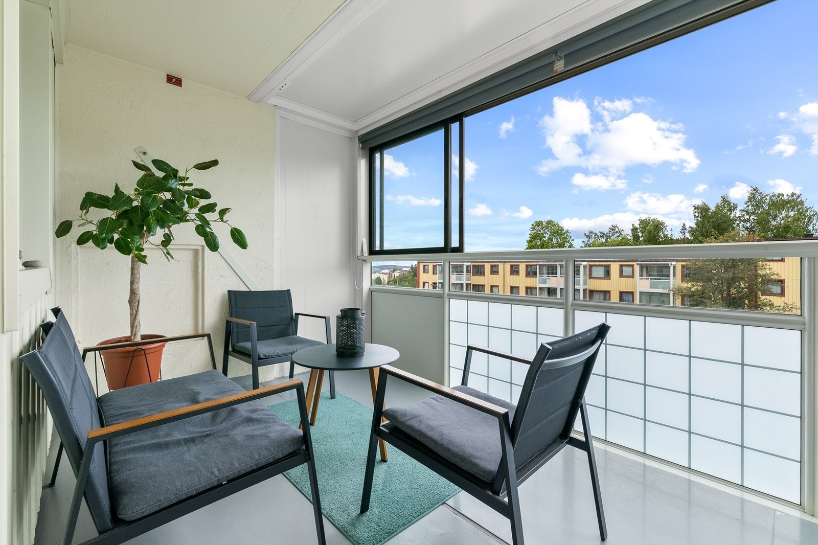 Lekkert 4-roms leilighet over to plan på Rødtvet. Galleribilde