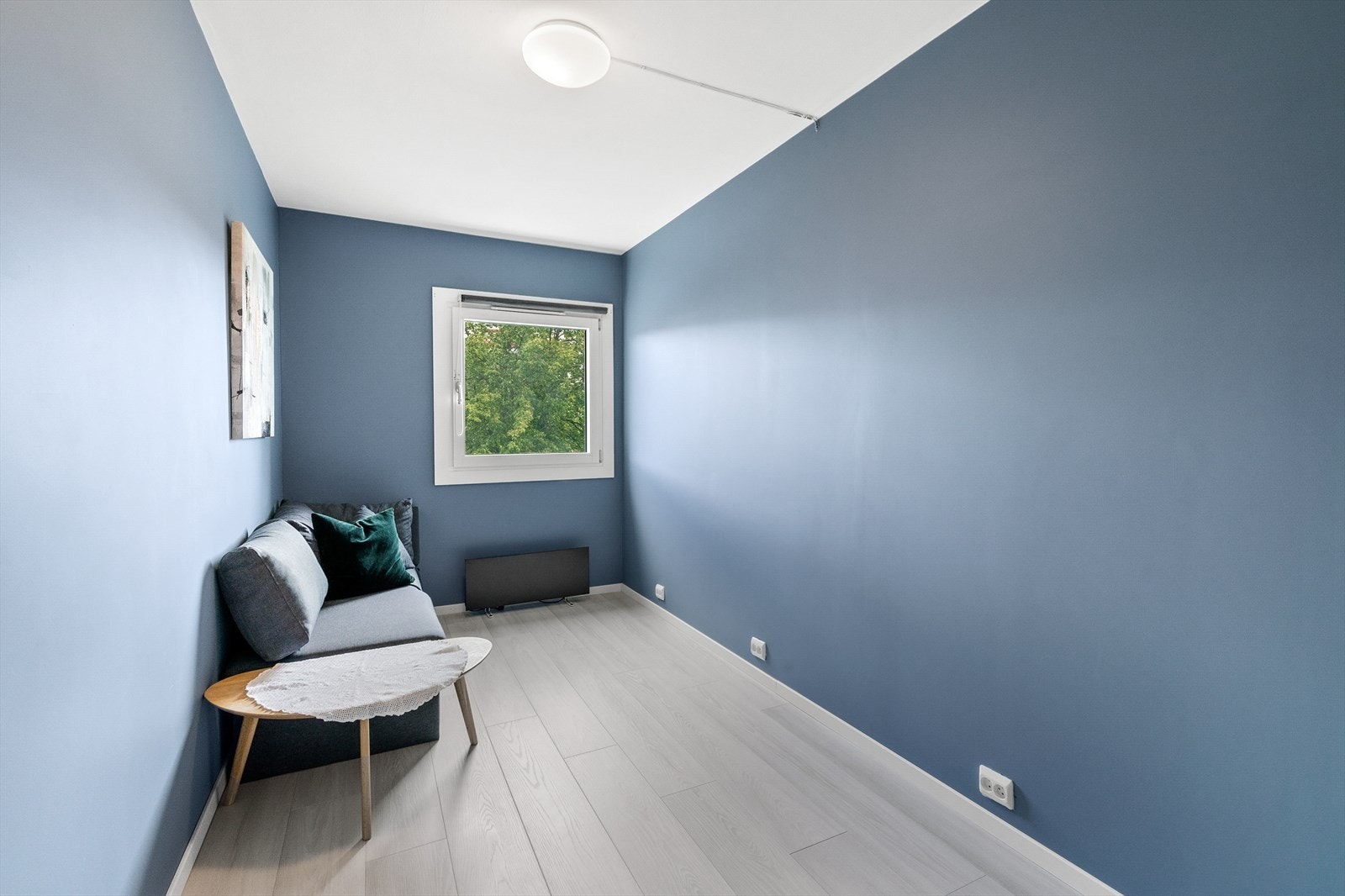 Soverom 3 er lunt og godt med plass til seng og nattbord. Galleribilde