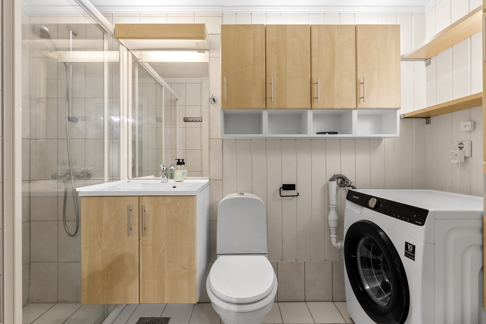 Det er speil med lys og opplegg for vaskemaskin. Galleribilde