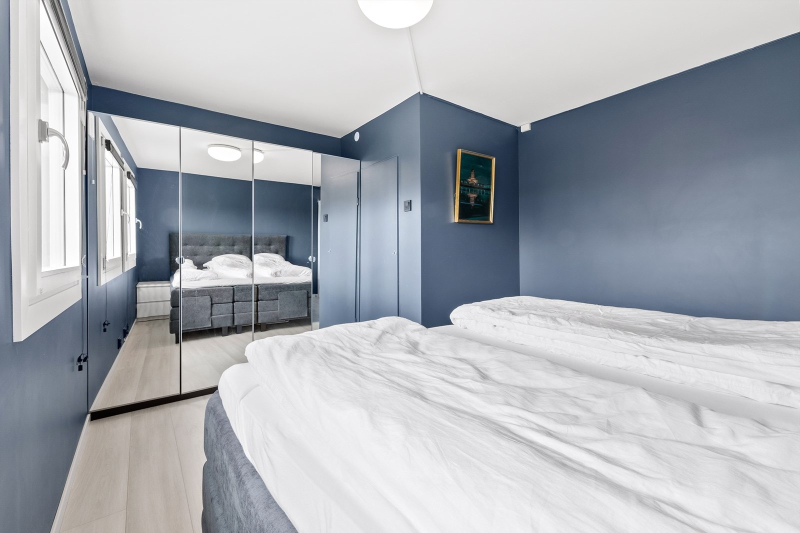 Stort garderobeskap med speil holder orden i dine eiendeler. Galleribilde