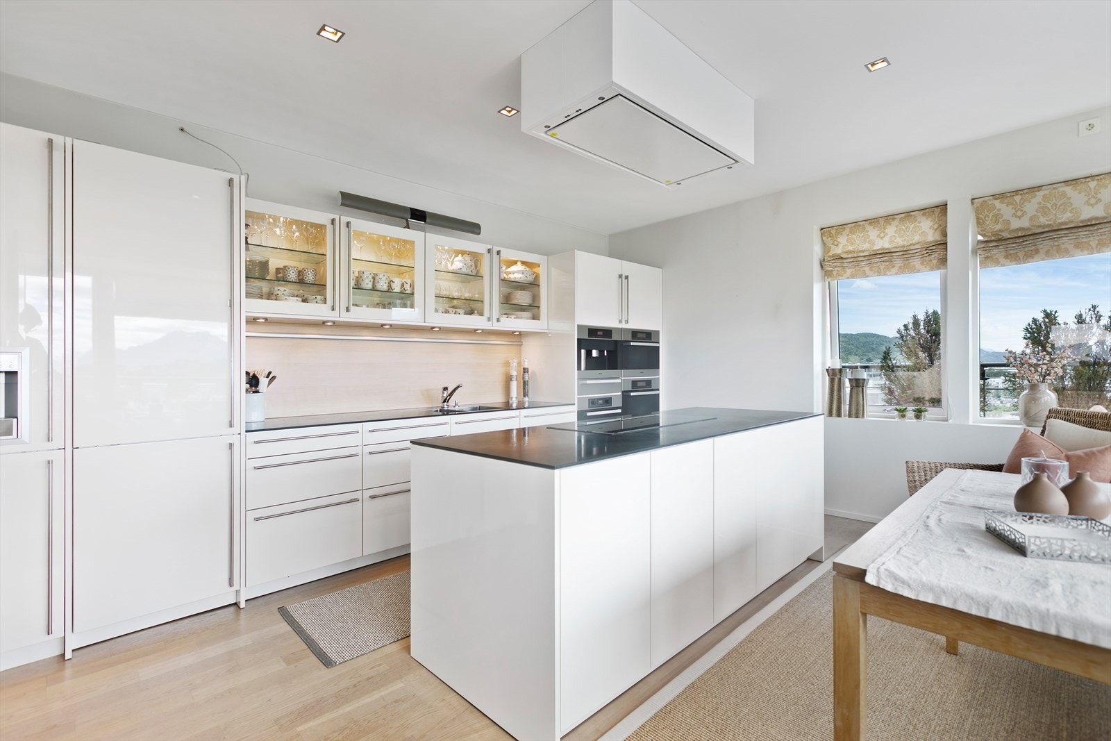 Påkostet Sie-Matic kjøkkeninnredning. Hvitevarer Miele/Gaggenau Galleribilde