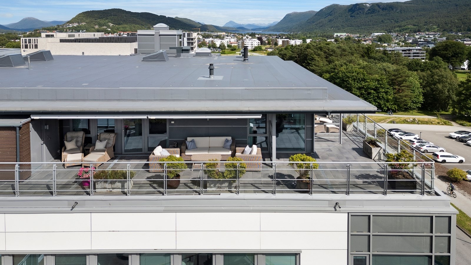 Takterrasse på hele 118 m2 mot syd, øst og vest. Galleribilde