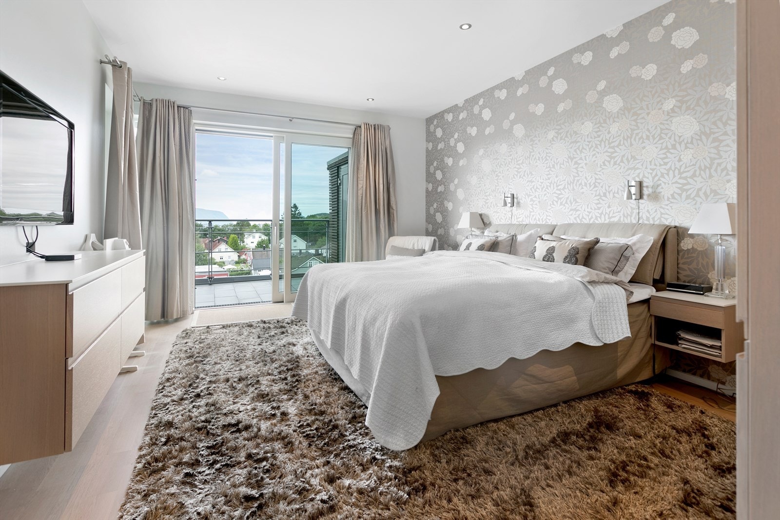 Hovedsoverom med utgang til terrasse, stor walk-in garderobe og eget bad Galleribilde