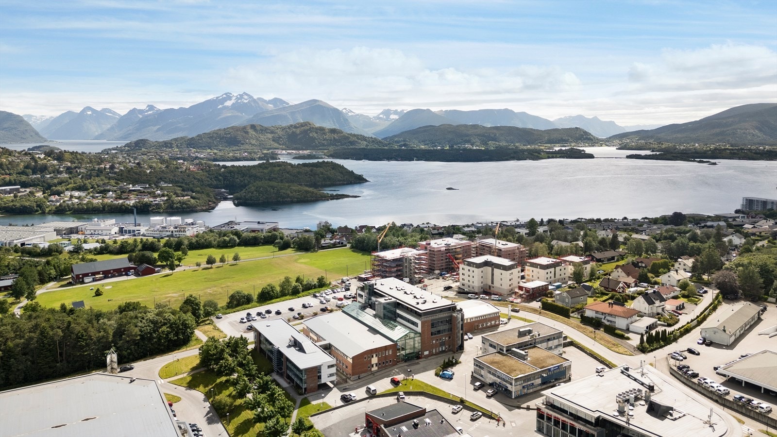 Meget sentral beliggenhet på Moa med alle servicefunksjoner i gangavstand Galleribilde