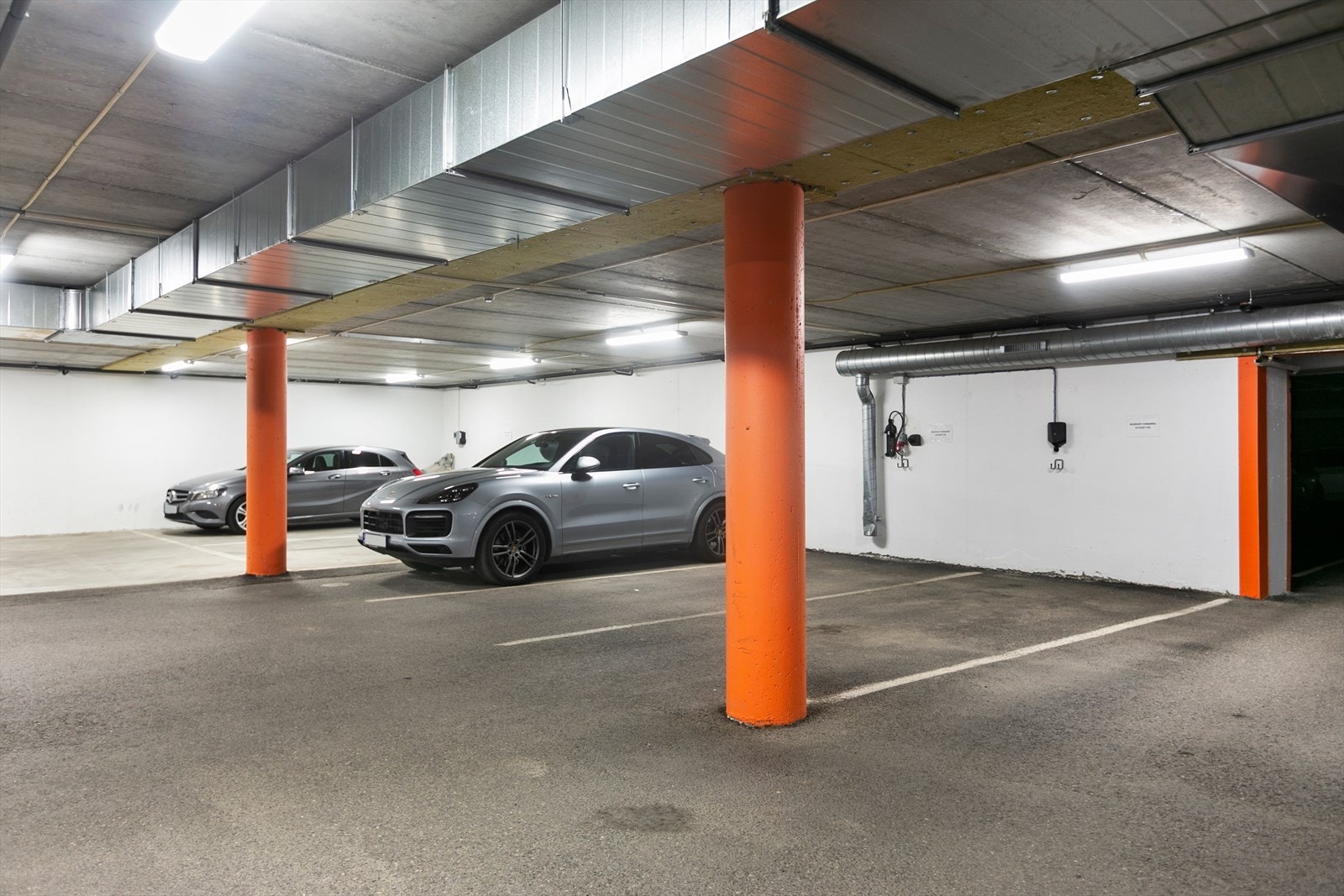 Det med følger 3 stk parkeringsplasser og en stor bod i kjeller Galleribilde