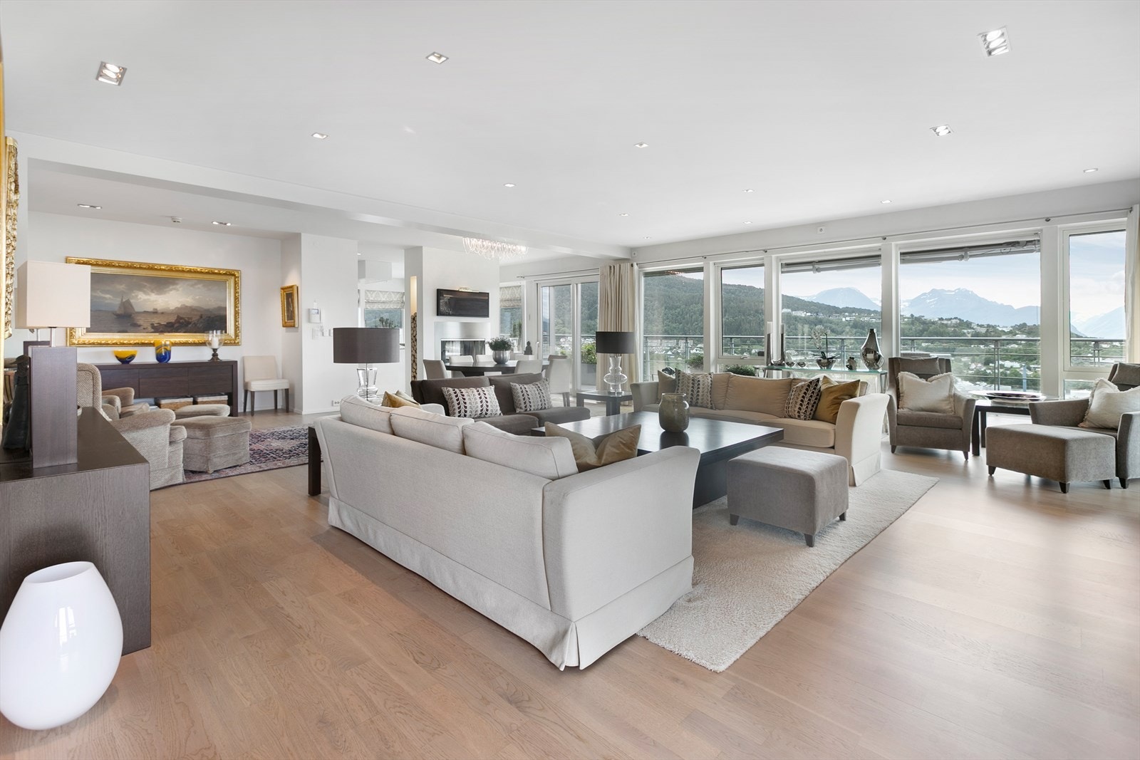 Dette er virkelig en leilighet av de sjeldne. Kontakt eiendomsmegler for privat visning. Galleribilde