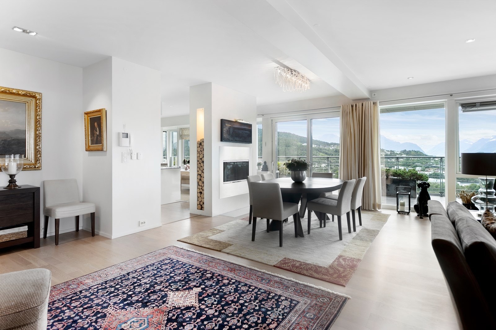 Leiligheten har takhøyde på ca 2.65 meter og store vindusfalter med fantastisk utsikt Galleribilde