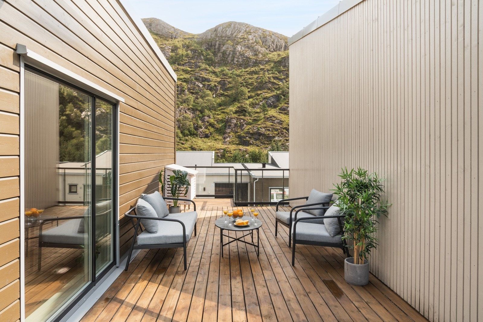 Her har du nydlige solforhold! med en terrasse som går hele veien rundt boligen kan du følge solen. Galleribilde