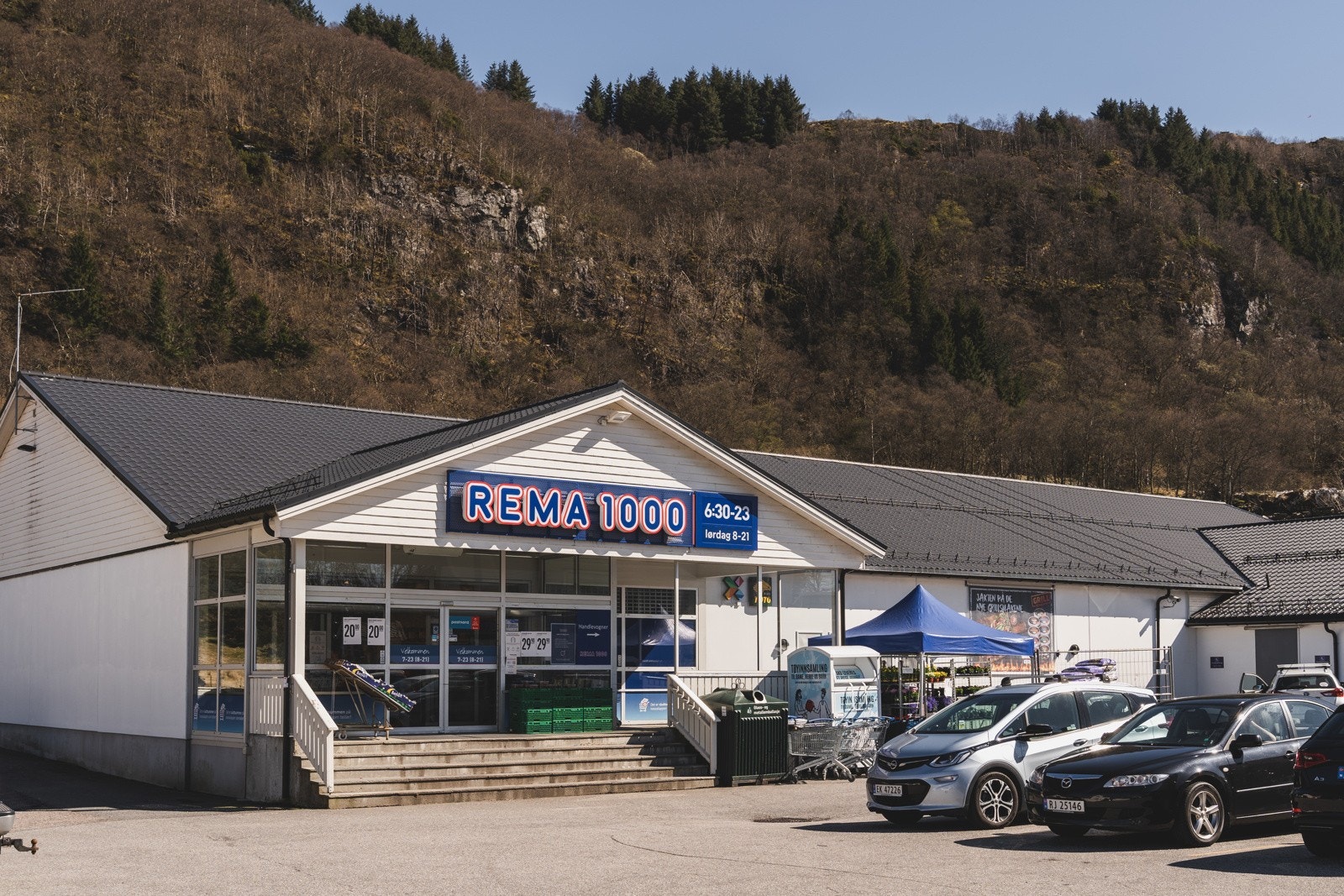Rema 1000 Fjell sentrum- Ligger kun ca. 2 km unna. Galleribilde