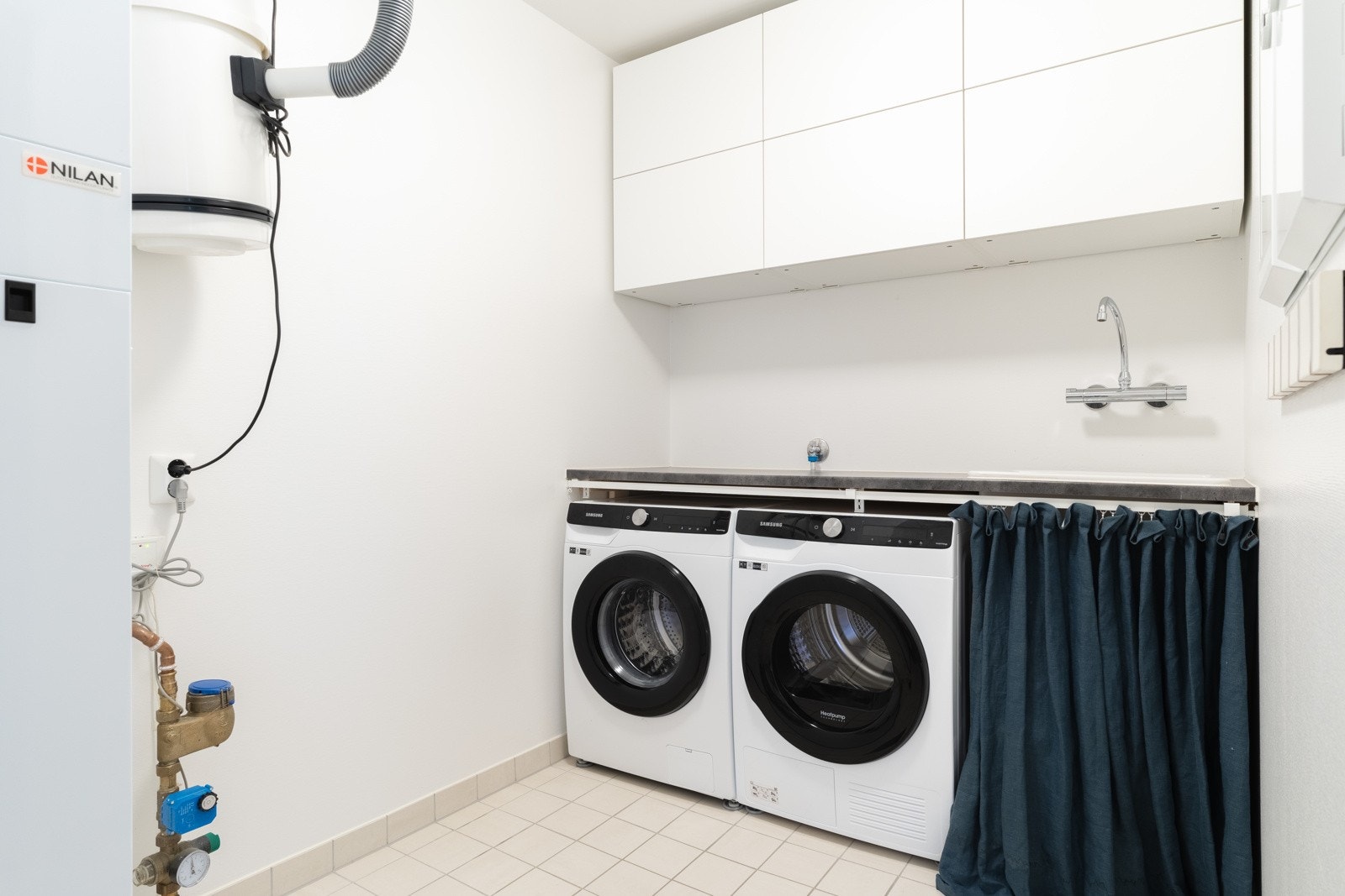 Vaskerommet ligger rett ved badet, med egen inngang. Galleribilde