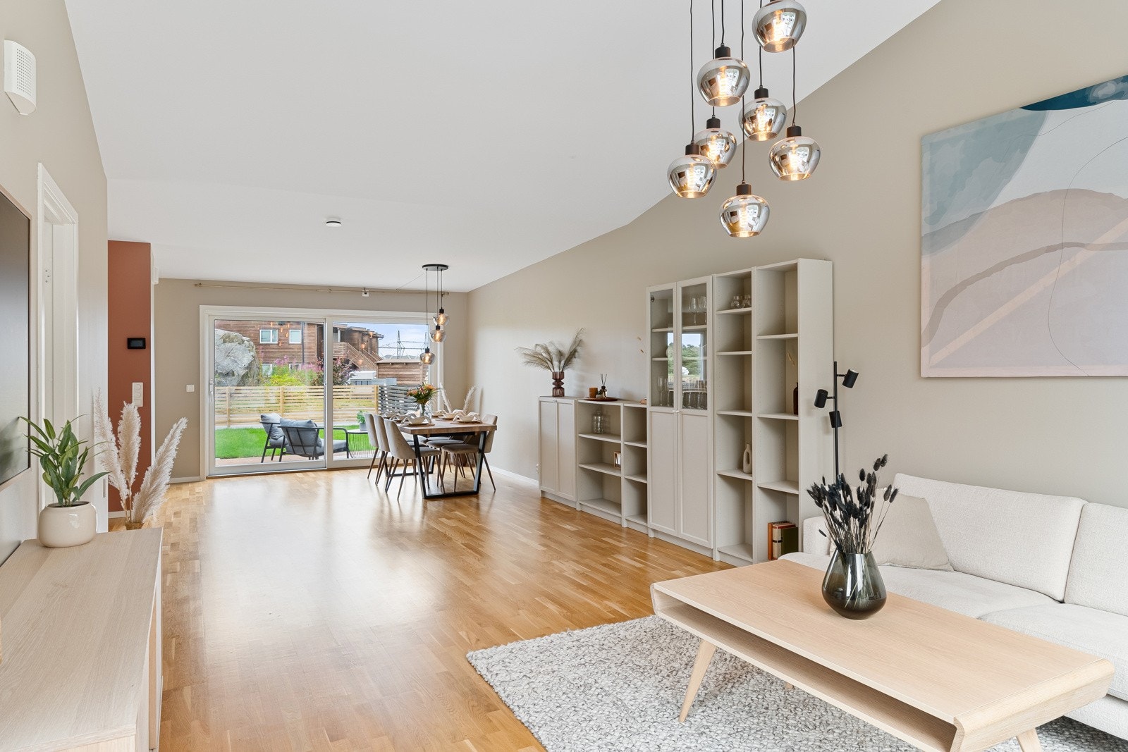 Stueområdet til boligen har naturlig sone for sofa-kroken, samt plass til spisebord. Galleribilde