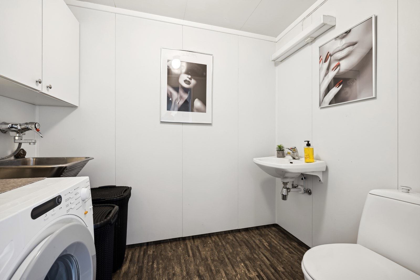 - WC/vaskerom i 1. etg. er innredet med servant, toalett og utslagsvask. Det er videre opplegg for vaskemaskin - Galleribilde