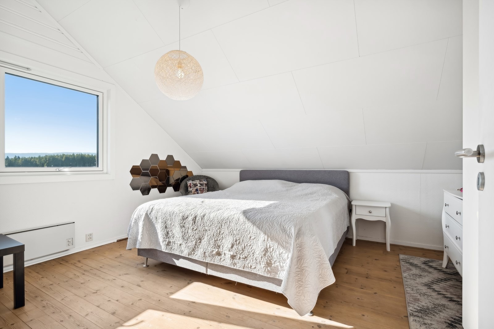 - Hovedsoverommet har god plass til dobbelseng med tilhørende nattbord - Galleribilde